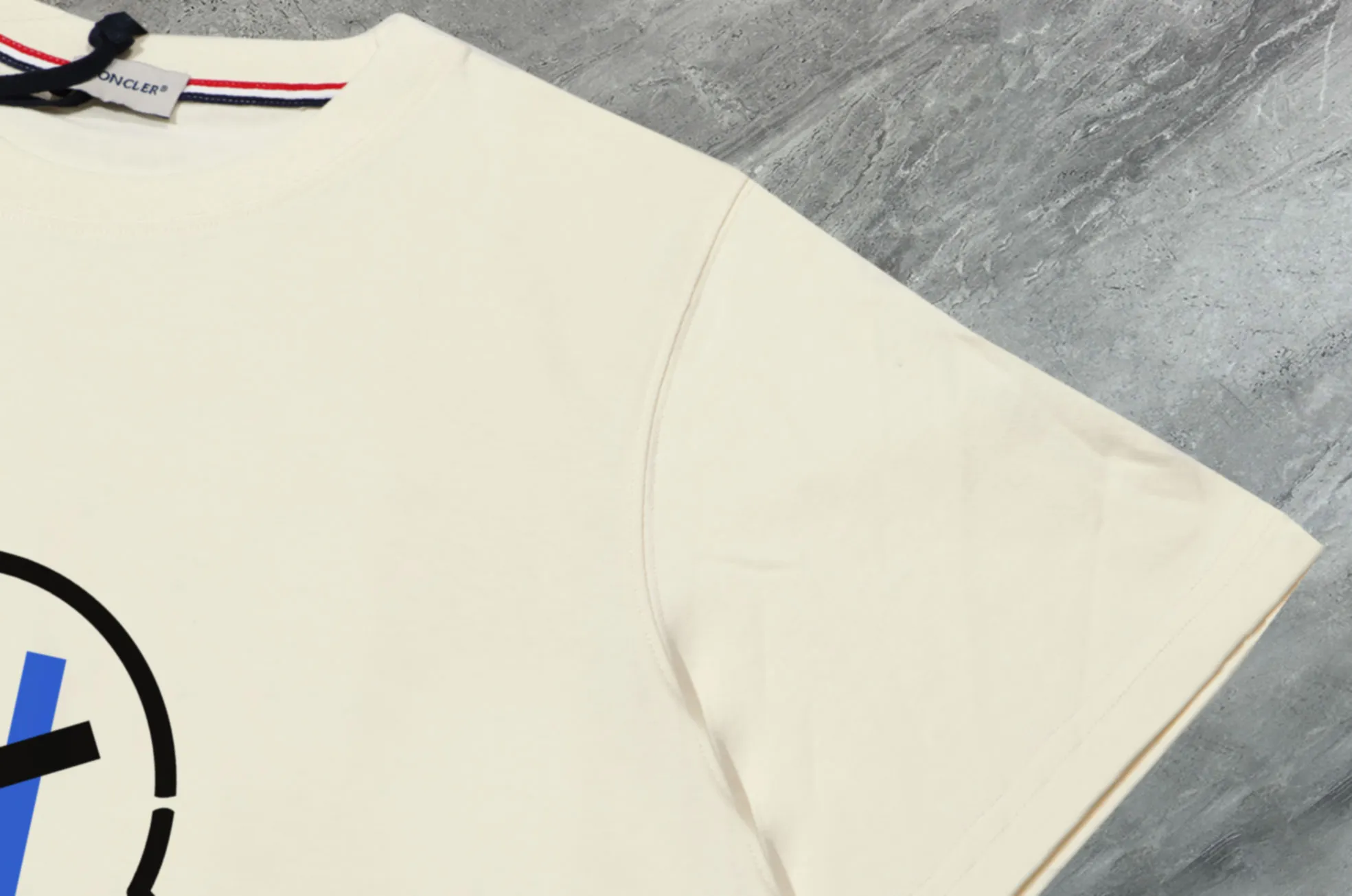 P140 💰Upgraded version "Mobile phone smart sensor ~ NFC chip armband ~ direct access to the official website for anti-counterfeiting" "Moncler ~ Mouth Mouth" 2025 new high-quality round neck short-sleeved T-shirt. The cuffs have imported embroidered labels. Customized dyeing, very comfortable to touch. Super versatile and good-looking short-sleeved. Complete with three labels. Non-market ordinary version. Feel free to compare. Quality is absolutely guaranteed! ‼ First of all, this original fabric is all custom-woven with 32-count double yarn fabric, 250G, and the weight is the same‼ Fine workmanship, double waistcoat method, double waistcoat method, double waistcoat method makes the whole dress more three-dimensional, which is not a craft that ordinary T-shirts can achieve🤪 Size: S-M-L-XL-2XL Color: black, white, apricot, same style for men and women