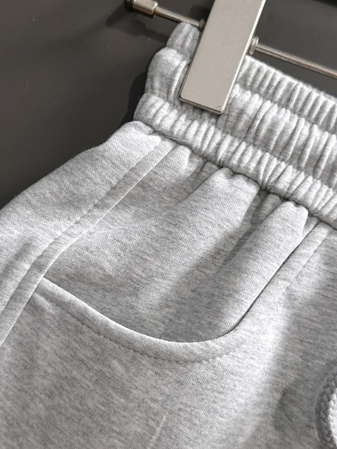 Next day shipment P360 MONCLER/Mongoose Exclusive first release of 25ss autumn and winter new high-quality trousers Compare real-life details at will A perfect choice for autumn and winter, a must-have item. Sizes: M to 3XL (please state your height and weight when placing an order)