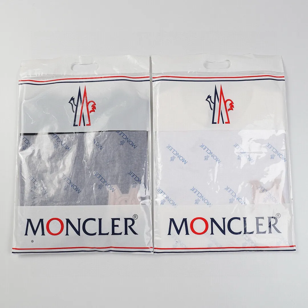 P134 Style No.: 811 〈MONCLER〉The price of the MONCLER is actually quite advantageous. Those who have been to the counters should know that the price of the MONCLER is not much cheaper than that of Gucci Burberry. It is just relatively low-key and unwilling to hype. It is a picture that you want to buy or not. It has an arrogant existence... Exclusively customized 270 grams of 32-count double-yarn smooth cotton. The texture is very soft and comfortable. 100% top-grade fabrics that are different from the market (no shrinkage, no deformation, no pilling) Matched with 320g 1*1 thread (fabric threads are dyed in the same vat, no color difference, threads are not easy to deform) Color: Black White Size: S-XL