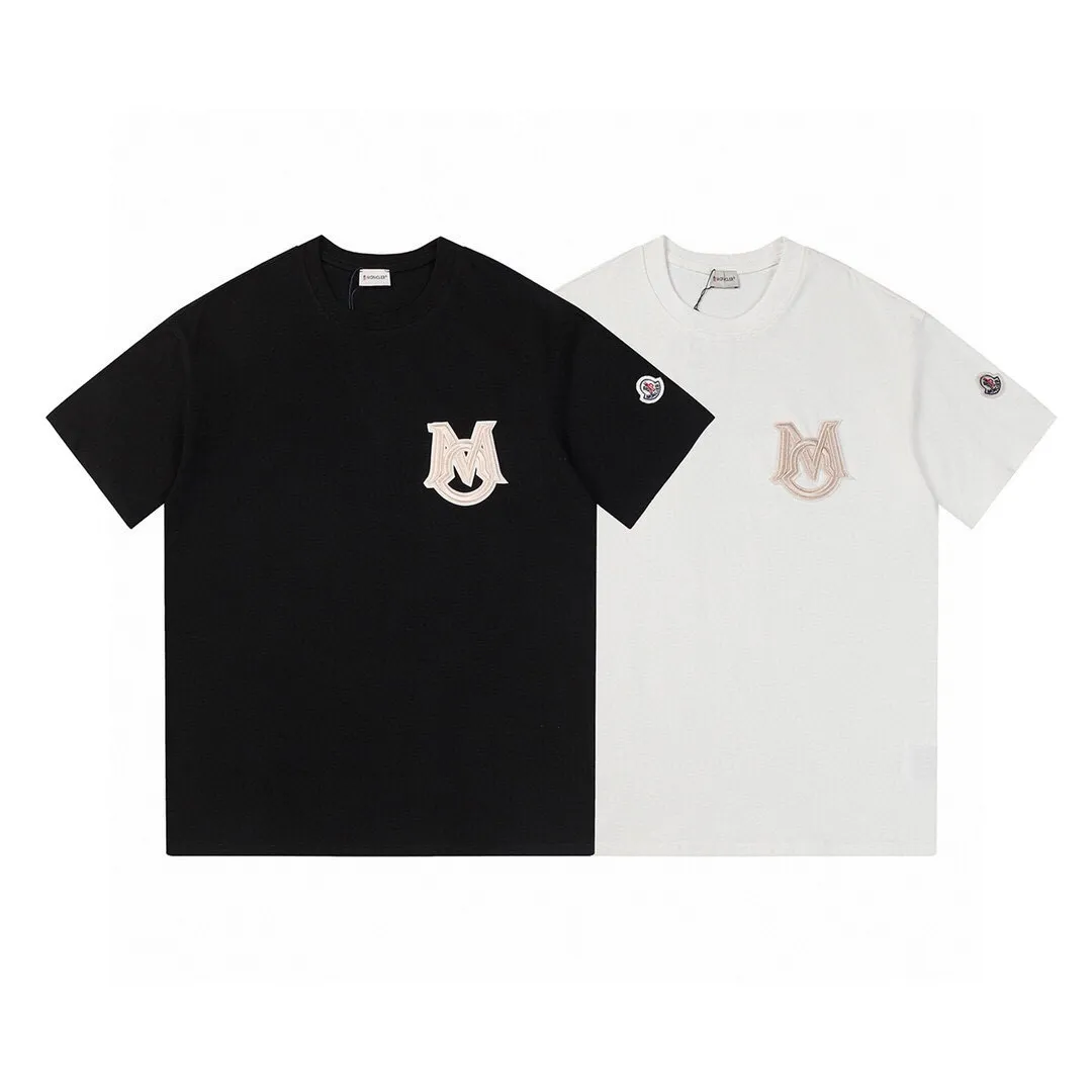 P134 Style No.: 811 〈MONCLER〉The price of the MONCLER is actually quite advantageous. Those who have been to the counters should know that the price of the MONCLER is not much cheaper than that of Gucci Burberry. It is just relatively low-key and unwilling to hype. It is a picture that you want to buy or not. It has an arrogant existence... Exclusively customized 270 grams of 32-count double-yarn smooth cotton. The texture is very soft and comfortable. 100% top-grade fabrics that are different from the market (no shrinkage, no deformation, no pilling) Matched with 320g 1*1 thread (fabric threads are dyed in the same vat, no color difference, threads are not easy to deform) Color: Black White Size: S-XL