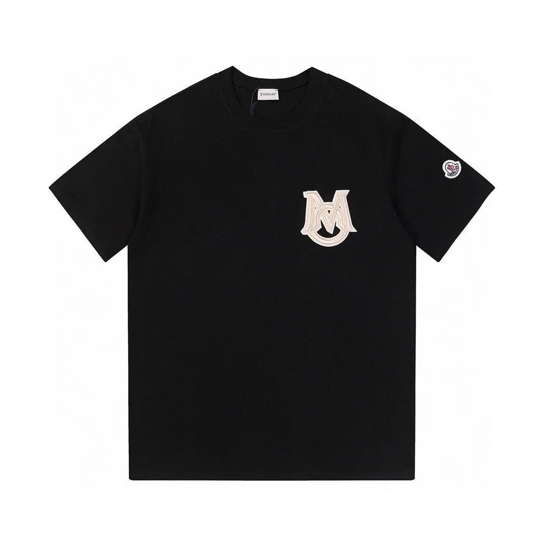 P134 Style No.: 811 〈MONCLER〉The price of the MONCLER is actually quite advantageous. Those who have been to the counters should know that the price of the MONCLER is not much cheaper than that of Gucci Burberry. It is just relatively low-key and unwilling to hype. It is a picture that you want to buy or not. It has an arrogant existence... Exclusively customized 270 grams of 32-count double-yarn smooth cotton. The texture is very soft and comfortable. 100% top-grade fabrics that are different from the market (no shrinkage, no deformation, no pilling) Matched with 320g 1*1 thread (fabric threads are dyed in the same vat, no color difference, threads are not easy to deform) Color: Black White Size: S-XL