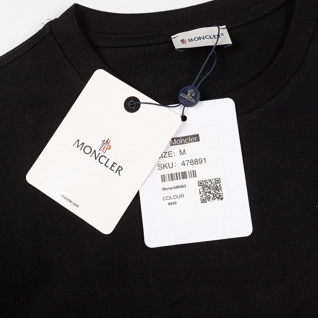 P134 Style No.: 811 〈MONCLER〉The price of the MONCLER is actually quite advantageous. Those who have been to the counters should know that the price of the MONCLER is not much cheaper than that of Gucci Burberry. It is just relatively low-key and unwilling to hype. It is a picture that you want to buy or not. It has an arrogant existence... Exclusively customized 270 grams of 32-count double-yarn smooth cotton. The texture is very soft and comfortable. 100% top-grade fabrics that are different from the market (no shrinkage, no deformation, no pilling) Matched with 320g 1*1 thread (fabric threads are dyed in the same vat, no color difference, threads are not easy to deform) Color: Black White Size: S-XL