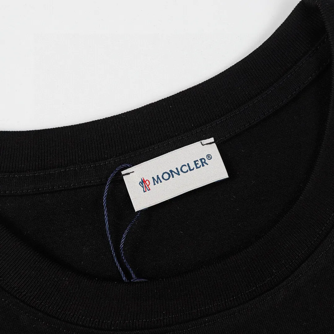 P134 Style No.: 811 〈MONCLER〉The price of the MONCLER is actually quite advantageous. Those who have been to the counters should know that the price of the MONCLER is not much cheaper than that of Gucci Burberry. It is just relatively low-key and unwilling to hype. It is a picture that you want to buy or not. It has an arrogant existence... Exclusively customized 270 grams of 32-count double-yarn smooth cotton. The texture is very soft and comfortable. 100% top-grade fabrics that are different from the market (no shrinkage, no deformation, no pilling) Matched with 320g 1*1 thread (fabric threads are dyed in the same vat, no color difference, threads are not easy to deform) Color: Black White Size: S-XL