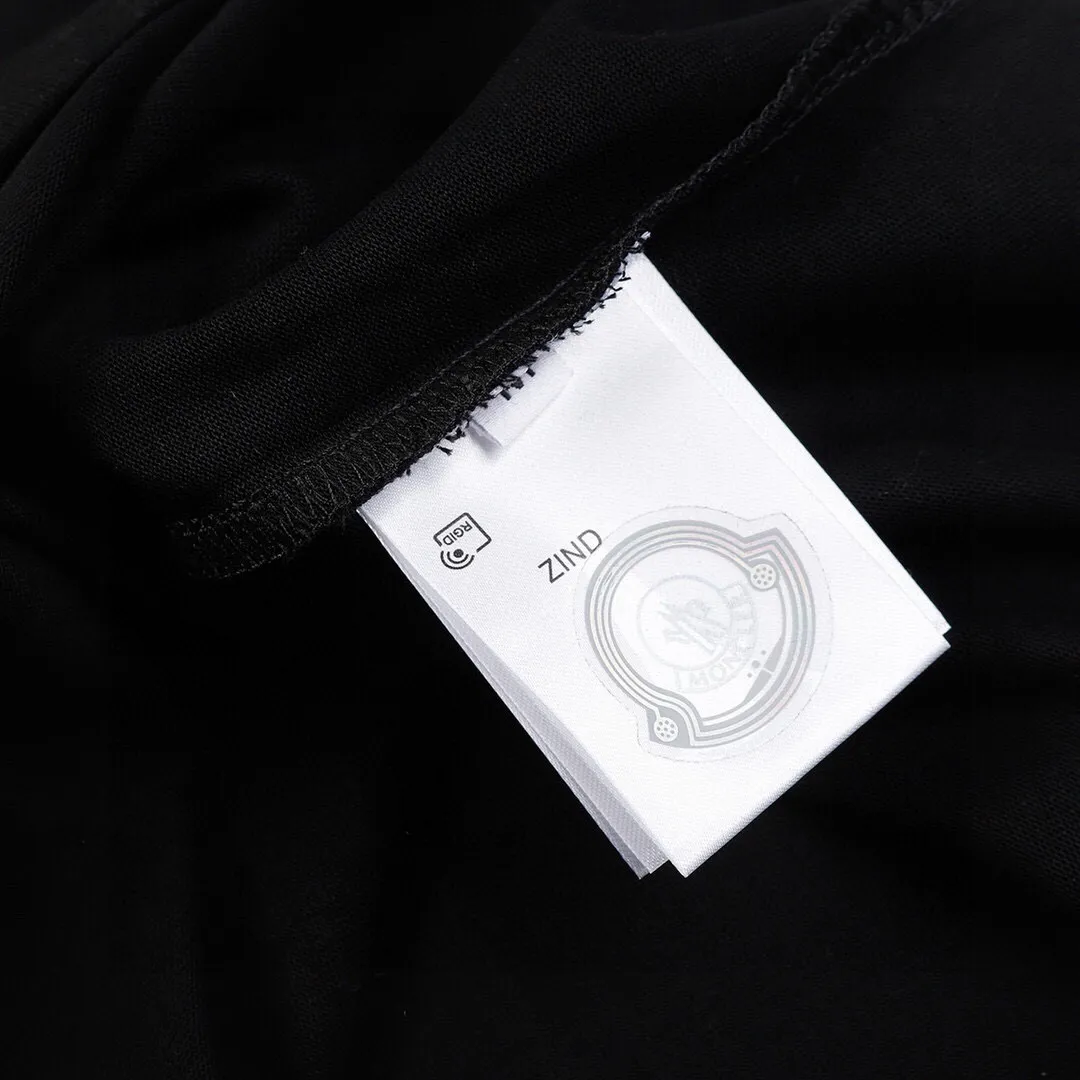 P134 Style No.: 811 〈MONCLER〉The price of the MONCLER is actually quite advantageous. Those who have been to the counters should know that the price of the MONCLER is not much cheaper than that of Gucci Burberry. It is just relatively low-key and unwilling to hype. It is a picture that you want to buy or not. It has an arrogant existence... Exclusively customized 270 grams of 32-count double-yarn smooth cotton. The texture is very soft and comfortable. 100% top-grade fabrics that are different from the market (no shrinkage, no deformation, no pilling) Matched with 320g 1*1 thread (fabric threads are dyed in the same vat, no color difference, threads are not easy to deform) Color: Black White Size: S-XL