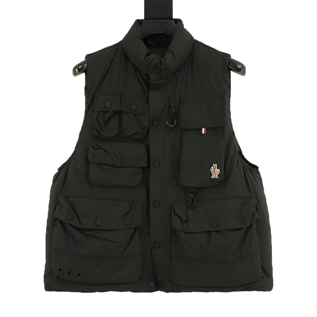 P1180 Moncler Grenoble Tongass down outdoor vest. High-end black label series. Original replacement fabric. Premium gooseneck filling. The Tongass down vest provides protection without being heavy and is designed for outdoor activities in mild weather.  The Tongass down vest is the result of research into lightweight performance outerwear. Functional fabric is tight and durable without adding extra weight. Equipped with large practical pockets and carabiner to reduce the amount of your carry-on luggage Color: light brown/black 𝐒𝐢𝐳𝐞:𝟏-5