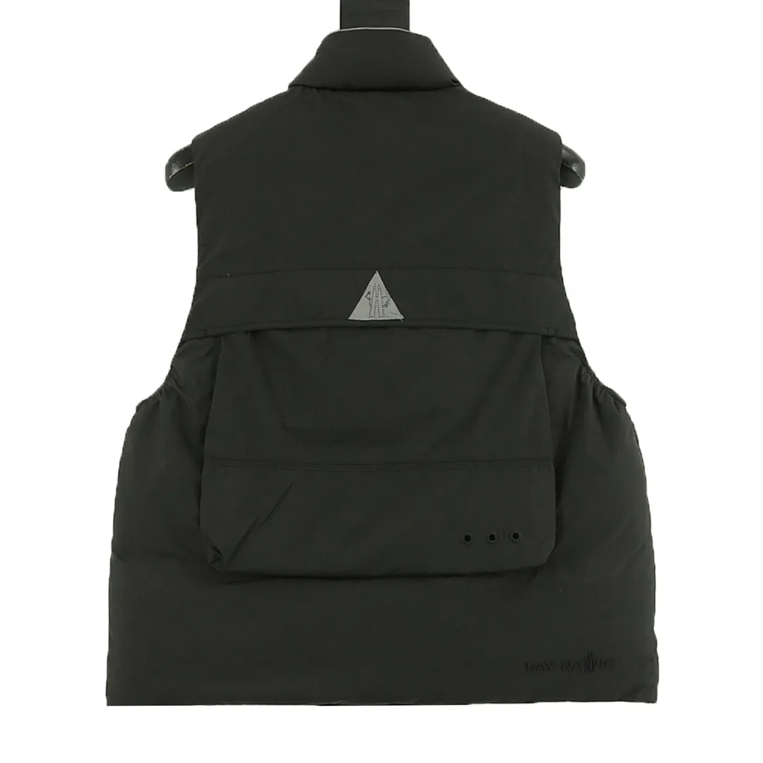 P1180 Moncler Grenoble Tongass down outdoor vest. High-end black label series. Original replacement fabric. Premium gooseneck filling. The Tongass down vest provides protection without being heavy and is designed for outdoor activities in mild weather.  The Tongass down vest is the result of research into lightweight performance outerwear. Functional fabric is tight and durable without adding extra weight. Equipped with large practical pockets and carabiner to reduce the amount of your carry-on luggage Color: light brown/black 𝐒𝐢𝐳𝐞:𝟏-5