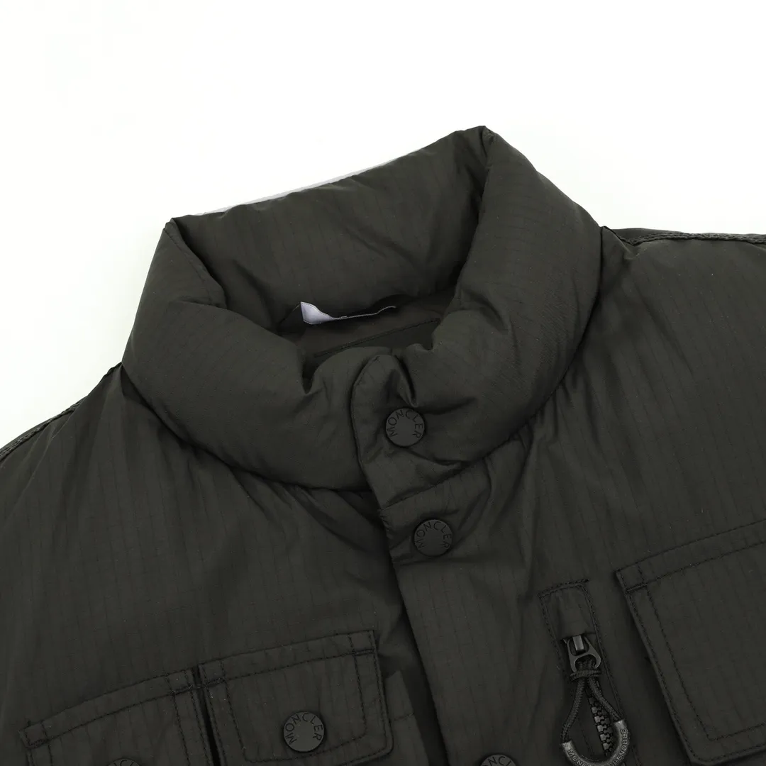 P1180 Moncler Grenoble Tongass down outdoor vest. High-end black label series. Original replacement fabric. Premium gooseneck filling. The Tongass down vest provides protection without being heavy and is designed for outdoor activities in mild weather.  The Tongass down vest is the result of research into lightweight performance outerwear. Functional fabric is tight and durable without adding extra weight. Equipped with large practical pockets and carabiner to reduce the amount of your carry-on luggage Color: light brown/black 𝐒𝐢𝐳𝐞:𝟏-5