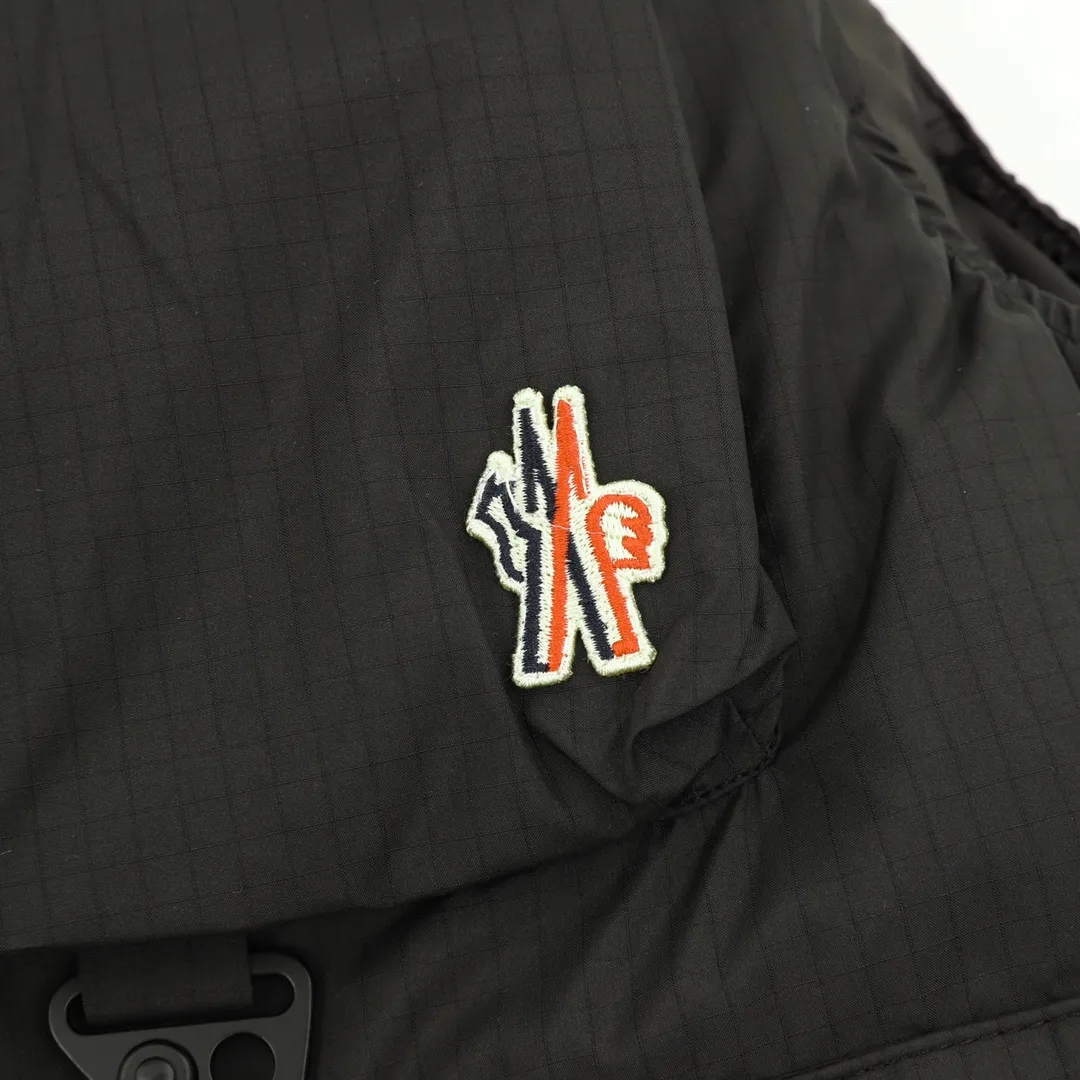 P1180 Moncler Grenoble Tongass down outdoor vest. High-end black label series. Original replacement fabric. Premium gooseneck filling. The Tongass down vest provides protection without being heavy and is designed for outdoor activities in mild weather.  The Tongass down vest is the result of research into lightweight performance outerwear. Functional fabric is tight and durable without adding extra weight. Equipped with large practical pockets and carabiner to reduce the amount of your carry-on luggage Color: light brown/black 𝐒𝐢𝐳𝐞:𝟏-5