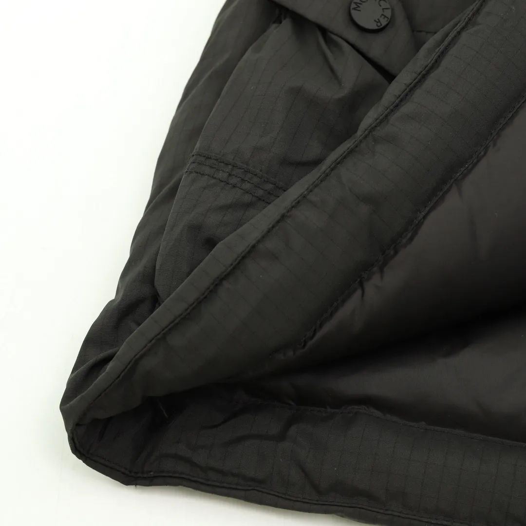 P1180 Moncler Grenoble Tongass down outdoor vest. High-end black label series. Original replacement fabric. Premium gooseneck filling. The Tongass down vest provides protection without being heavy and is designed for outdoor activities in mild weather.  The Tongass down vest is the result of research into lightweight performance outerwear. Functional fabric is tight and durable without adding extra weight. Equipped with large practical pockets and carabiner to reduce the amount of your carry-on luggage Color: light brown/black 𝐒𝐢𝐳𝐞:𝟏-5
