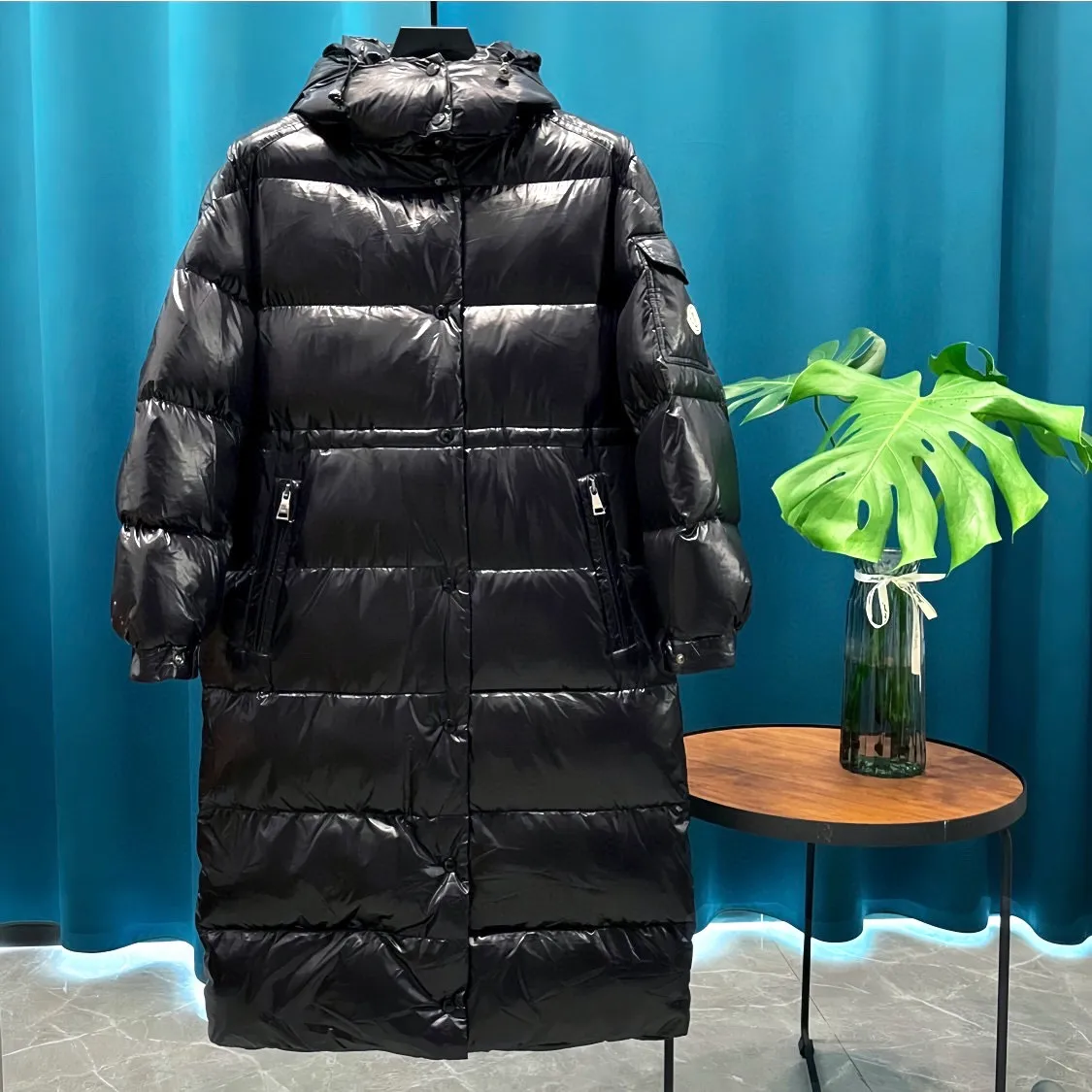 P900 Moncler ➡️Male Maire long matte black down jacket for women, perfect for keeping out the cold! Yuhuang Winter Extra Long Hooded Down Jacket There are thousands of styles of down jackets. As the king at the pinnacle of the down industry, Yuhuang Family will be included in the key repurchase list every year!  Because no matter how cold the wind is and the cold is unbearable, Yuhuang will always accompany you to give you warmth and resist the cold wave!  Made of pure European standard 90% goose down + 10% feathers. Real European standard goose down🦢 When you get the clothes, you can feel the filling and fullness of the down jacket. It is really not on the same level as the market products... The down content is the highest level in the industry. The raw materials are well invested. The best neck down on the goose is selected. The down is light, thin, soft and warm. It is very healing, comfortable and breathable, and as warm as a lover’s hug!  The shiny fabric design is noble and elegant, highlighting the texture! If you touch it with your fingers, you will definitely be conquered by its invincible texture, which is fluffy but not bloated! Everything is Yuhuang’s craftsmanship. Highly praised. It’s extremely eye-catching!