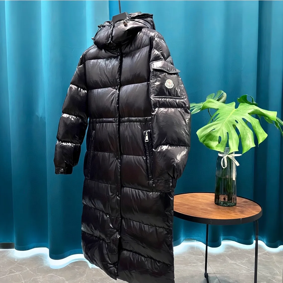 P900 Moncler ➡️Male Maire long matte black down jacket for women, perfect for keeping out the cold! Yuhuang Winter Extra Long Hooded Down Jacket There are thousands of styles of down jackets. As the king at the pinnacle of the down industry, Yuhuang Family will be included in the key repurchase list every year!  Because no matter how cold the wind is and the cold is unbearable, Yuhuang will always accompany you to give you warmth and resist the cold wave!  Made of pure European standard 90% goose down + 10% feathers. Real European standard goose down🦢 When you get the clothes, you can feel the filling and fullness of the down jacket. It is really not on the same level as the market products... The down content is the highest level in the industry. The raw materials are well invested. The best neck down on the goose is selected. The down is light, thin, soft and warm. It is very healing, comfortable and breathable, and as warm as a lover’s hug!  The shiny fabric design is noble and elegant, highlighting the texture! If you touch it with your fingers, you will definitely be conquered by its invincible texture, which is fluffy but not bloated! Everything is Yuhuang’s craftsmanship. Highly praised. It’s extremely eye-catching!