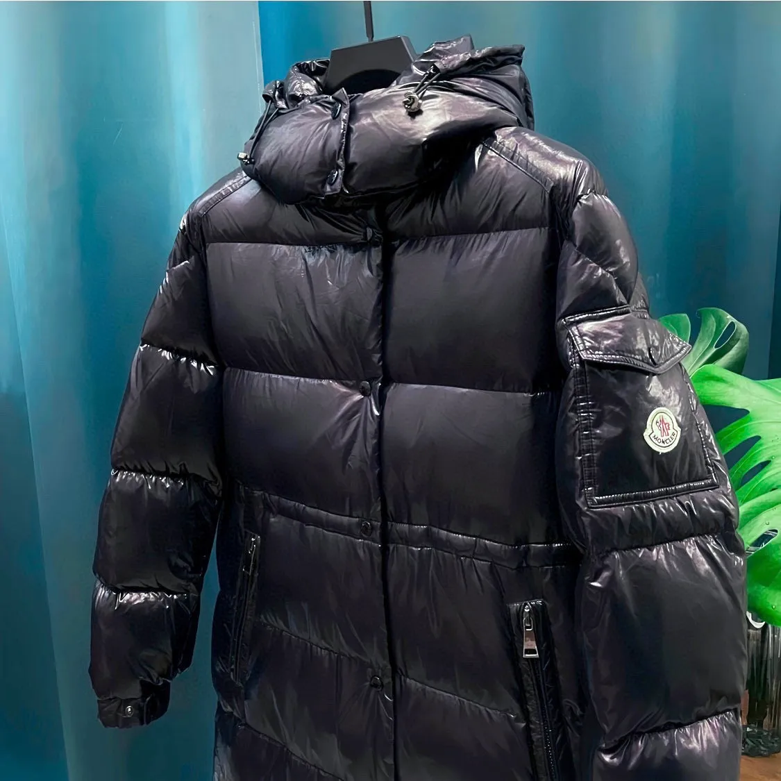 P900 Moncler ➡️Male Maire long matte black down jacket for women, perfect for keeping out the cold! Yuhuang Winter Extra Long Hooded Down Jacket There are thousands of styles of down jackets. As the king at the pinnacle of the down industry, Yuhuang Family will be included in the key repurchase list every year!  Because no matter how cold the wind is and the cold is unbearable, Yuhuang will always accompany you to give you warmth and resist the cold wave!  Made of pure European standard 90% goose down + 10% feathers. Real European standard goose down🦢 When you get the clothes, you can feel the filling and fullness of the down jacket. It is really not on the same level as the market products... The down content is the highest level in the industry. The raw materials are well invested. The best neck down on the goose is selected. The down is light, thin, soft and warm. It is very healing, comfortable and breathable, and as warm as a lover’s hug!  The shiny fabric design is noble and elegant, highlighting the texture! If you touch it with your fingers, you will definitely be conquered by its invincible texture, which is fluffy but not bloated! Everything is Yuhuang’s craftsmanship. Highly praised. It’s extremely eye-catching!