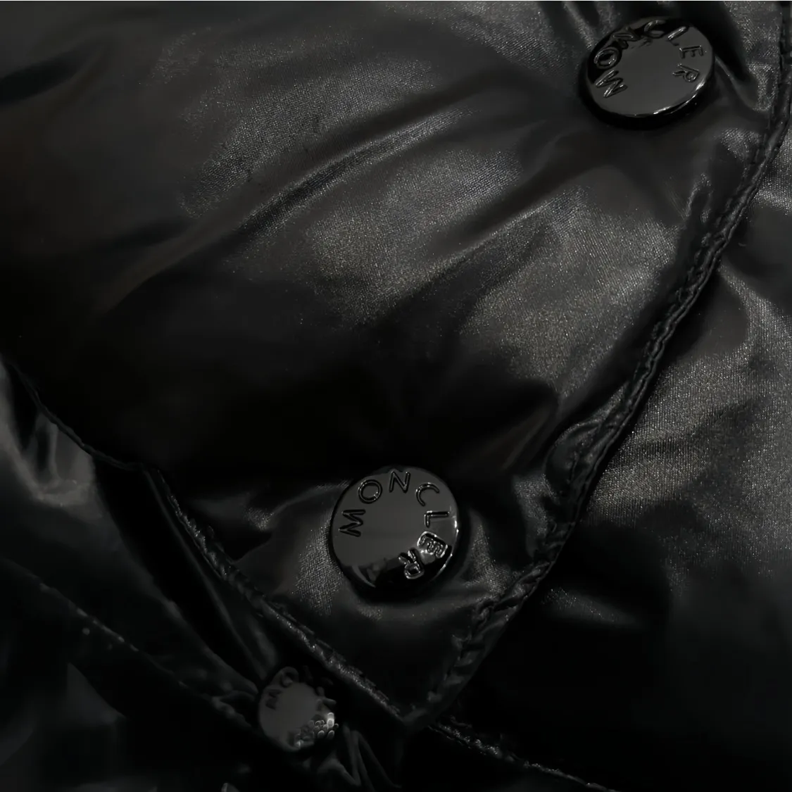 P900 Moncler ➡️Male Maire long matte black down jacket for women, perfect for keeping out the cold! Yuhuang Winter Extra Long Hooded Down Jacket There are thousands of styles of down jackets. As the king at the pinnacle of the down industry, Yuhuang Family will be included in the key repurchase list every year!  Because no matter how cold the wind is and the cold is unbearable, Yuhuang will always accompany you to give you warmth and resist the cold wave!  Made of pure European standard 90% goose down + 10% feathers. Real European standard goose down🦢 When you get the clothes, you can feel the filling and fullness of the down jacket. It is really not on the same level as the market products... The down content is the highest level in the industry. The raw materials are well invested. The best neck down on the goose is selected. The down is light, thin, soft and warm. It is very healing, comfortable and breathable, and as warm as a lover’s hug!  The shiny fabric design is noble and elegant, highlighting the texture! If you touch it with your fingers, you will definitely be conquered by its invincible texture, which is fluffy but not bloated! Everything is Yuhuang’s craftsmanship. Highly praised. It’s extremely eye-catching!