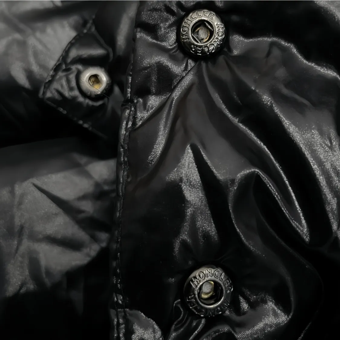 P900 Moncler ➡️Male Maire long matte black down jacket for women, perfect for keeping out the cold! Yuhuang Winter Extra Long Hooded Down Jacket There are thousands of styles of down jackets. As the king at the pinnacle of the down industry, Yuhuang Family will be included in the key repurchase list every year!  Because no matter how cold the wind is and the cold is unbearable, Yuhuang will always accompany you to give you warmth and resist the cold wave!  Made of pure European standard 90% goose down + 10% feathers. Real European standard goose down🦢 When you get the clothes, you can feel the filling and fullness of the down jacket. It is really not on the same level as the market products... The down content is the highest level in the industry. The raw materials are well invested. The best neck down on the goose is selected. The down is light, thin, soft and warm. It is very healing, comfortable and breathable, and as warm as a lover’s hug!  The shiny fabric design is noble and elegant, highlighting the texture! If you touch it with your fingers, you will definitely be conquered by its invincible texture, which is fluffy but not bloated! Everything is Yuhuang’s craftsmanship. Highly praised. It’s extremely eye-catching!