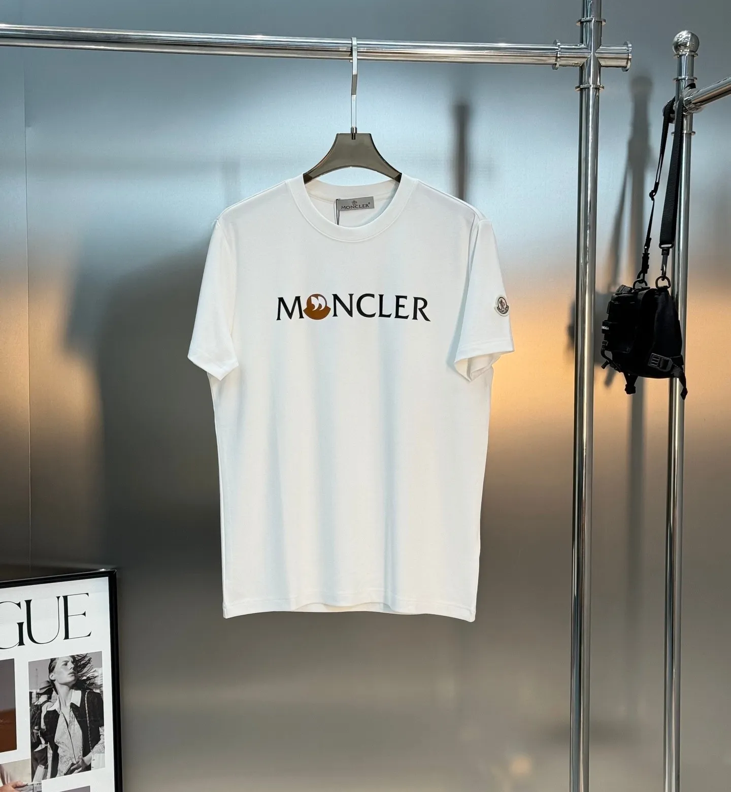 P160 Moncler 25s new modal T-shirt. Brand letter logo printing design. Graffiti shape. Presenting special features. Classic small hat at the cuff position. Clean, refreshing and simple. Recommended items for any age [Fireworks] regular version! Custom-made 250g modal comb fabric, the surface is skin-friendly and smooth, and the body is as comfortable as a baby! Color: Black. White. Size: M-3XL (S and 4Xl can be customized) 175/140 catties recommended L
