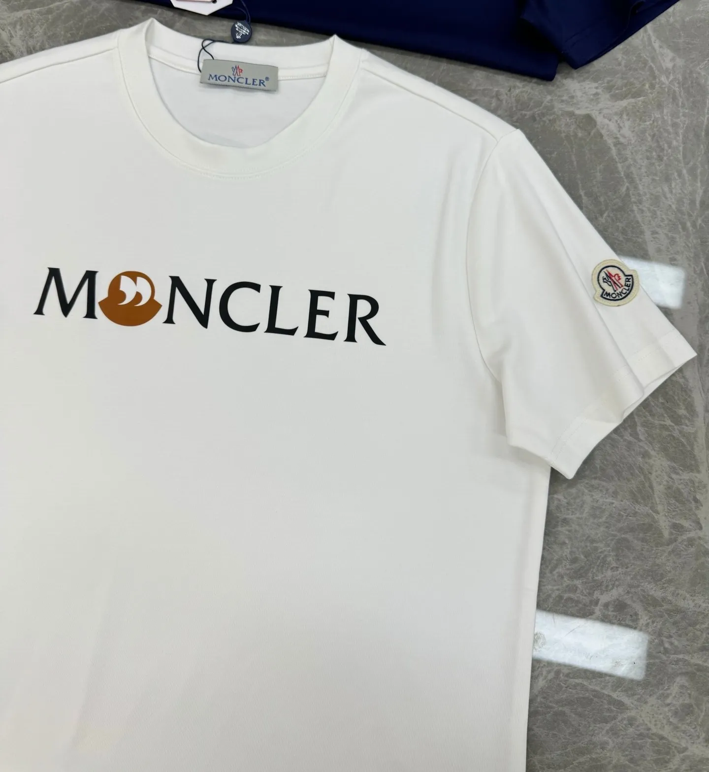 P160 Moncler 25s new modal T-shirt. Brand letter logo printing design. Graffiti shape. Presenting special features. Classic small hat at the cuff position. Clean, refreshing and simple. Recommended items for any age [Fireworks] regular version! Custom-made 250g modal comb fabric, the surface is skin-friendly and smooth, and the body is as comfortable as a baby! Color: Black. White. Size: M-3XL (S and 4Xl can be customized) 175/140 catties recommended L