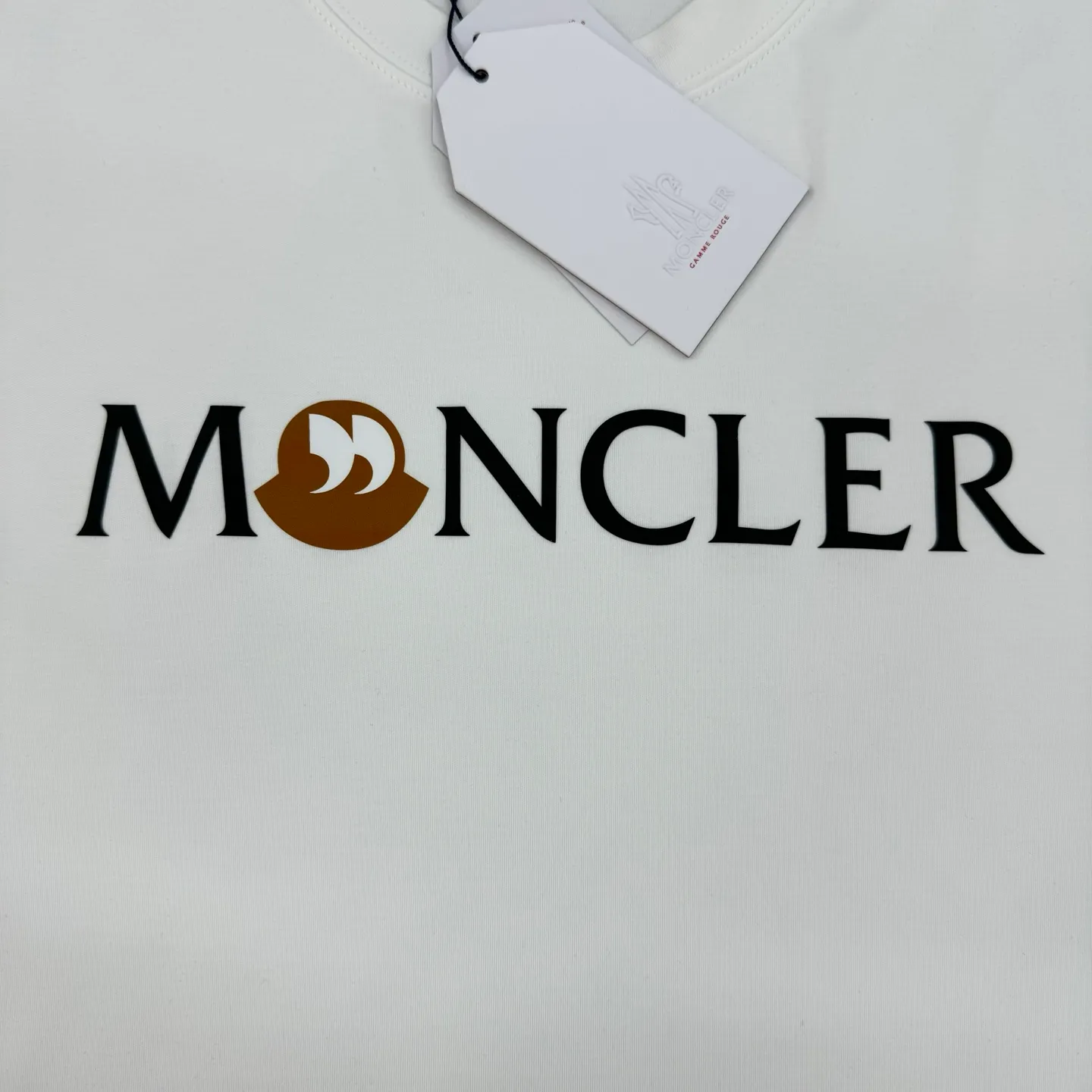 P160 Moncler 25s new modal T-shirt. Brand letter logo printing design. Graffiti shape. Presenting special features. Classic small hat at the cuff position. Clean, refreshing and simple. Recommended items for any age [Fireworks] regular version! Custom-made 250g modal comb fabric, the surface is skin-friendly and smooth, and the body is as comfortable as a baby! Color: Black. White. Size: M-3XL (S and 4Xl can be customized) 175/140 catties recommended L