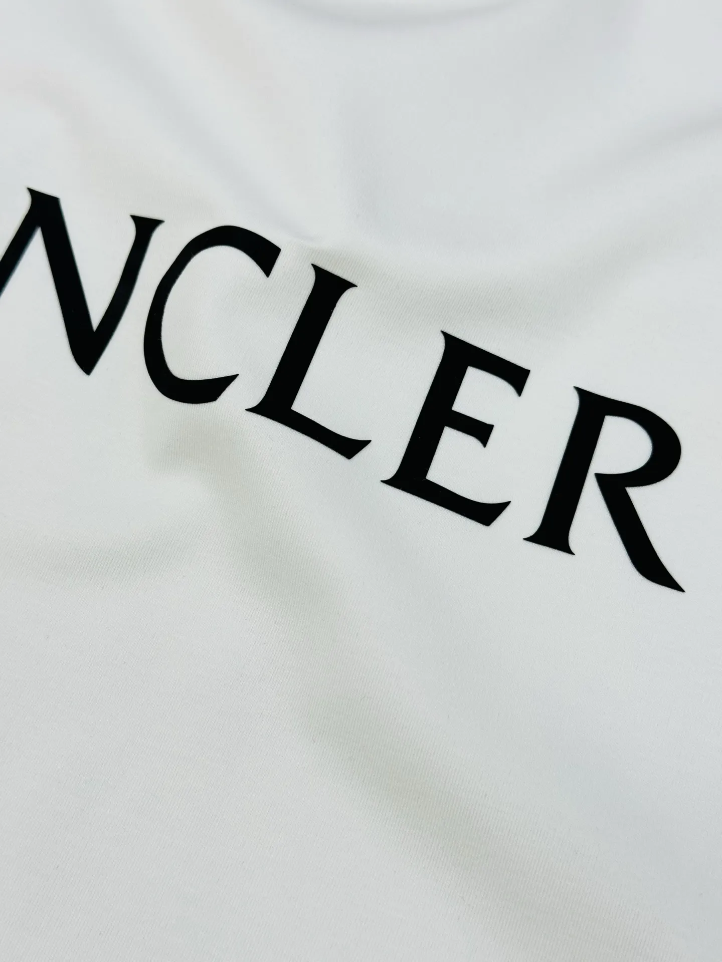 P160 Moncler 25s new modal T-shirt. Brand letter logo printing design. Graffiti shape. Presenting special features. Classic small hat at the cuff position. Clean, refreshing and simple. Recommended items for any age [Fireworks] regular version! Custom-made 250g modal comb fabric, the surface is skin-friendly and smooth, and the body is as comfortable as a baby! Color: Black. White. Size: M-3XL (S and 4Xl can be customized) 175/140 catties recommended L