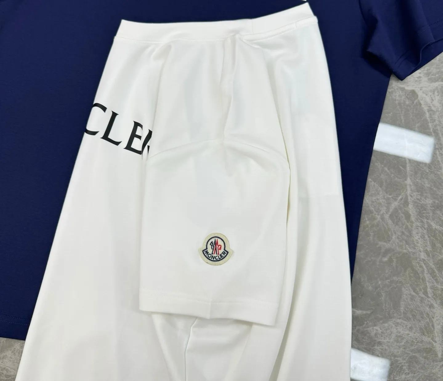 P160 Moncler 25s new modal T-shirt. Brand letter logo printing design. Graffiti shape. Presenting special features. Classic small hat at the cuff position. Clean, refreshing and simple. Recommended items for any age [Fireworks] regular version! Custom-made 250g modal comb fabric, the surface is skin-friendly and smooth, and the body is as comfortable as a baby! Color: Black. White. Size: M-3XL (S and 4Xl can be customized) 175/140 catties recommended L