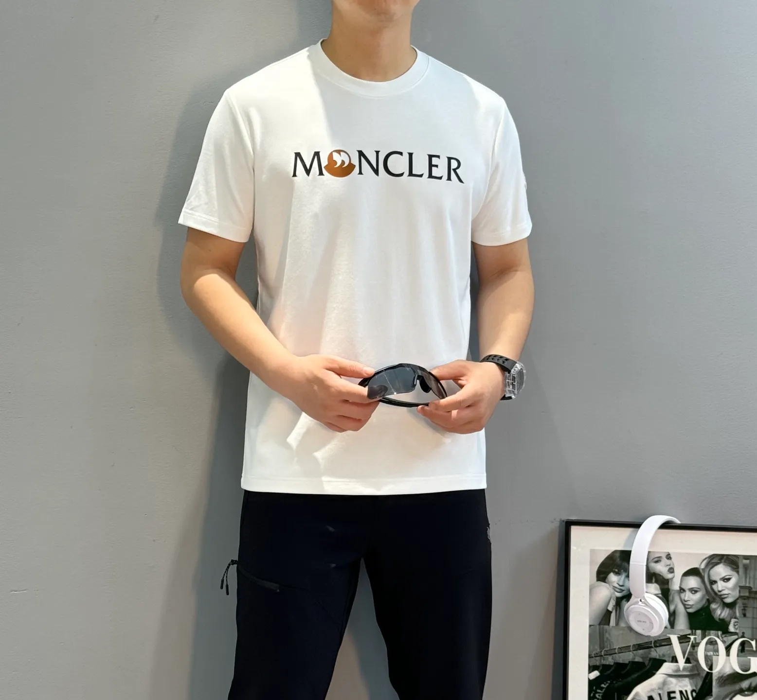 P160 Moncler 25s new modal T-shirt. Brand letter logo printing design. Graffiti shape. Presenting special features. Classic small hat at the cuff position. Clean, refreshing and simple. Recommended items for any age [Fireworks] regular version! Custom-made 250g modal comb fabric, the surface is skin-friendly and smooth, and the body is as comfortable as a baby! Color: Black. White. Size: M-3XL (S and 4Xl can be customized) 175/140 catties recommended L