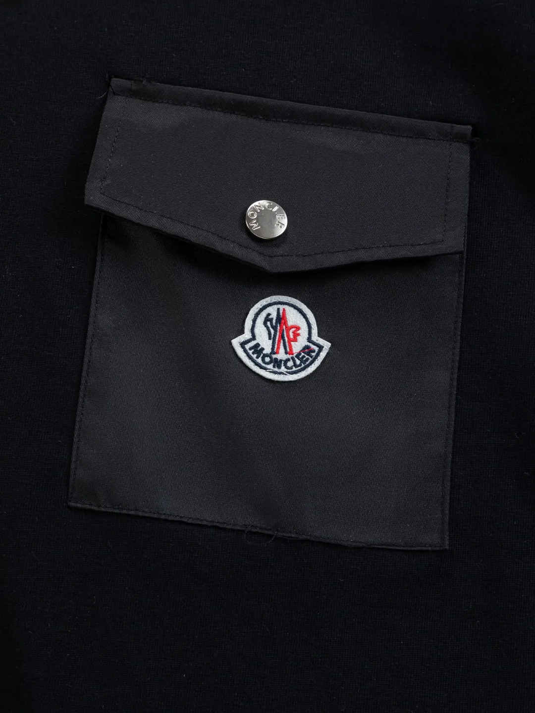 P170 Moncler Moncler high version slightly wide version S-XL moncler 26SS new products are on sale simultaneously on the official website The top and most classic chest pocket armband embroidery🪡logo round neck short sleeves, exquisite craftsmanship counter fabrics, top-notch elements, classic short sleeves complete with 3 labels, fashionable for men, unparalleled in terms of upper body comfort and existence, it can be said to be a must-have summer companion, excellent breathability and comfortable wearing feeling are unparalleled ~ Recommended! ! Timeless pieces for every season. Classic style, with the classic Meng family logo on the chest and the English letters of the Meng family engraved on the buttons. The original version was developed 1:1, complete with three labels, business casual, high-end for outer wear and inner wear, same style for men and women, highly recommended! Color: Black White Size: S-XL Size chart: S: Shoulder width 50-Bust 56-Length 70 M: Shoulder width 52-Bust 57-Length 72 L: Shoulder width 54-Bust 59-Length 74 XL: Shoulder width 56-Bust 62-Length 76