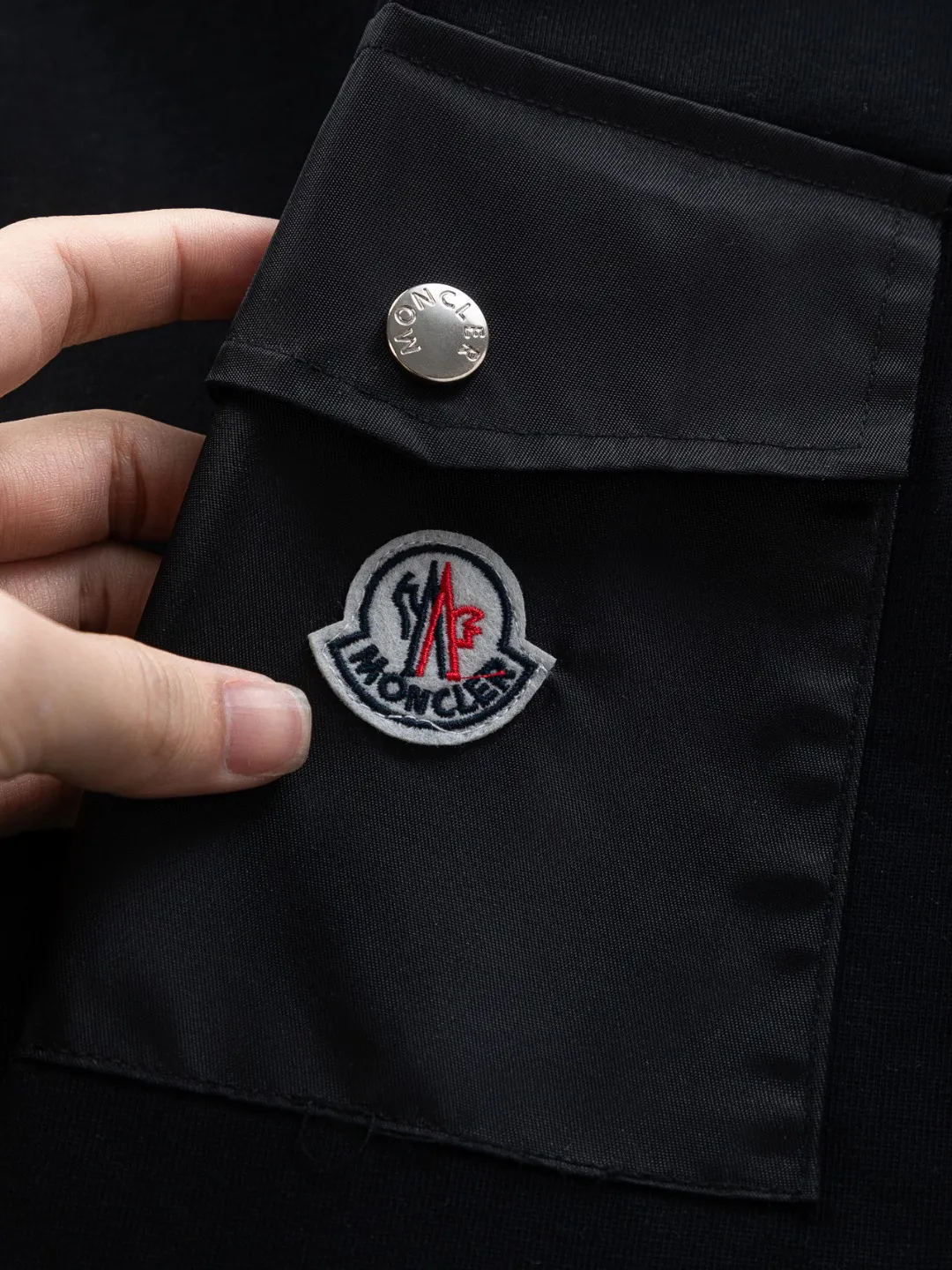 P170 Moncler Moncler high version slightly wide version S-XL moncler 26SS new products are on sale simultaneously on the official website The top and most classic chest pocket armband embroidery🪡logo round neck short sleeves, exquisite craftsmanship counter fabrics, top-notch elements, classic short sleeves complete with 3 labels, fashionable for men, unparalleled in terms of upper body comfort and existence, it can be said to be a must-have summer companion, excellent breathability and comfortable wearing feeling are unparalleled ~ Recommended! ! Timeless pieces for every season. Classic style, with the classic Meng family logo on the chest and the English letters of the Meng family engraved on the buttons. The original version was developed 1:1, complete with three labels, business casual, high-end for outer wear and inner wear, same style for men and women, highly recommended! Color: Black White Size: S-XL Size chart: S: Shoulder width 50-Bust 56-Length 70 M: Shoulder width 52-Bust 57-Length 72 L: Shoulder width 54-Bust 59-Length 74 XL: Shoulder width 56-Bust 62-Length 76