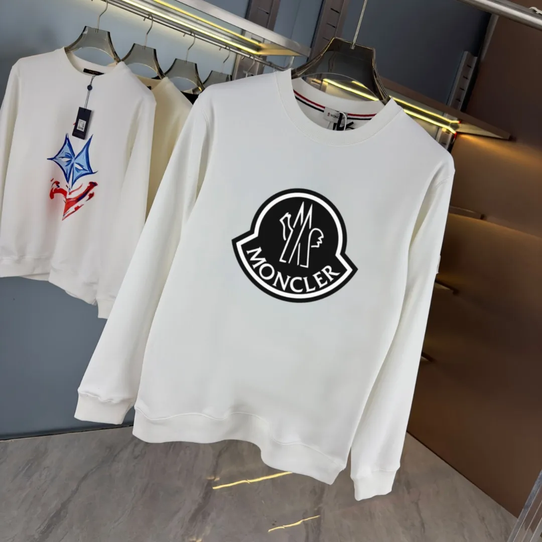 P210 High-version sweatshirt) [Long-term stock] 〖𝐌𝐎𝐍𝐂𝐋𝐄𝐑~Mask〗 Made of 440g heavy-weight fabric. It is different from the market currency. It can be matched with any variety and is properly handsome. 😎The whole dress is made of double waistcoats. The double waistcoats make the whole dress more three-dimensional. Not ordinary factories can do such fine work. 2025 Spring runway version of the T stage, on sale at the counter, round neck terry sweatshirt, high-end double-strand pure cotton, custom-made stretch ribs, dyed in the same vat, complete with three standards, matched with exquisite embroidered LOGO on the chest, simple and advanced, same style for men and women. Color: black, apricot, white, size: S M L XL 2XL