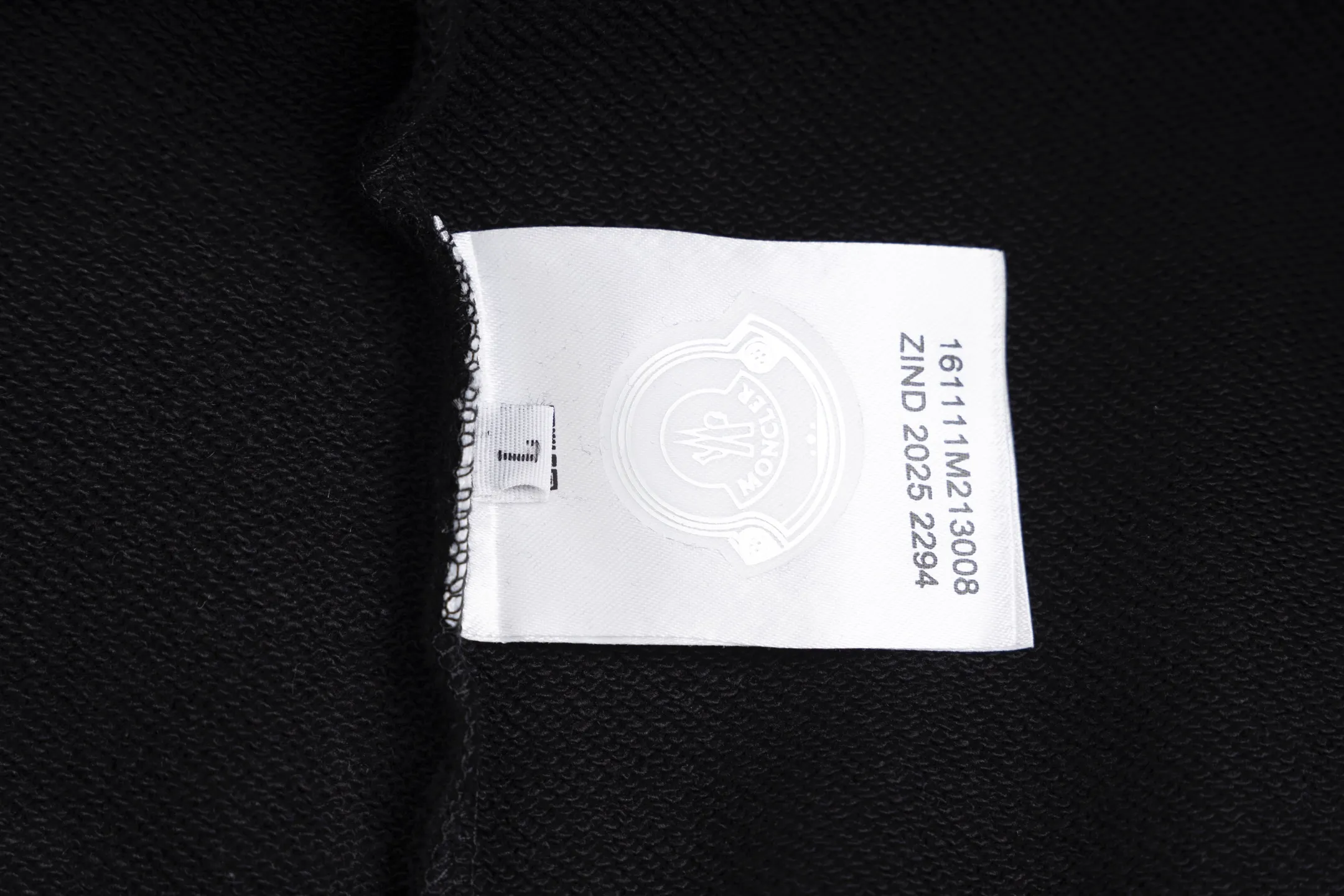 P230 Style No. B142 Meng Mouth Cursive Embroidered Letters Small Label Round Neck Sweatshirt Same style as MONCLER official website Fabric: 450g pure cotton double-ply double yarn terry Technology: imported machine thousands of needles full embroidery letters Customized pure cotton two-color striped threads are tight and non-deformable Supporting: complete three-label cardboard oil paper code sticker packaging High temperature pre-shrinking process before production will not shrink and deformation Imported machine professional plate production os version Can wear up to 200 pounds. The size is measured manually. The error of 2-3cm is normal. Color: black white size: s m l xl