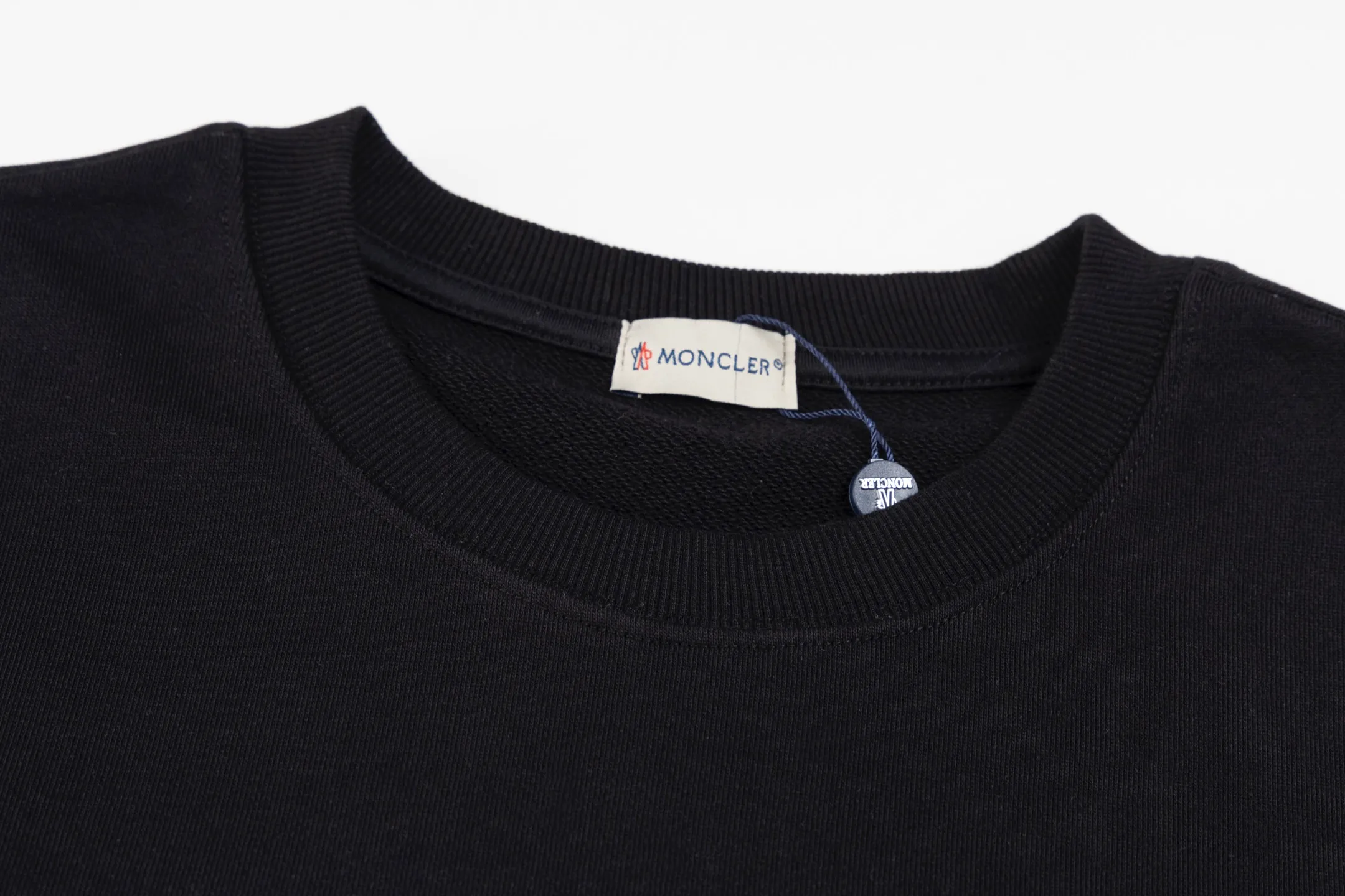 P230 Style No. B142 Meng Mouth Cursive Embroidered Letters Small Label Round Neck Sweatshirt Same style as MONCLER official website Fabric: 450g pure cotton double-ply double yarn terry Technology: imported machine thousands of needles full embroidery letters Customized pure cotton two-color striped threads are tight and non-deformable Supporting: complete three-label cardboard oil paper code sticker packaging High temperature pre-shrinking process before production will not shrink and deformation Imported machine professional plate production os version Can wear up to 200 pounds. The size is measured manually. The error of 2-3cm is normal. Color: black white size: s m l xl