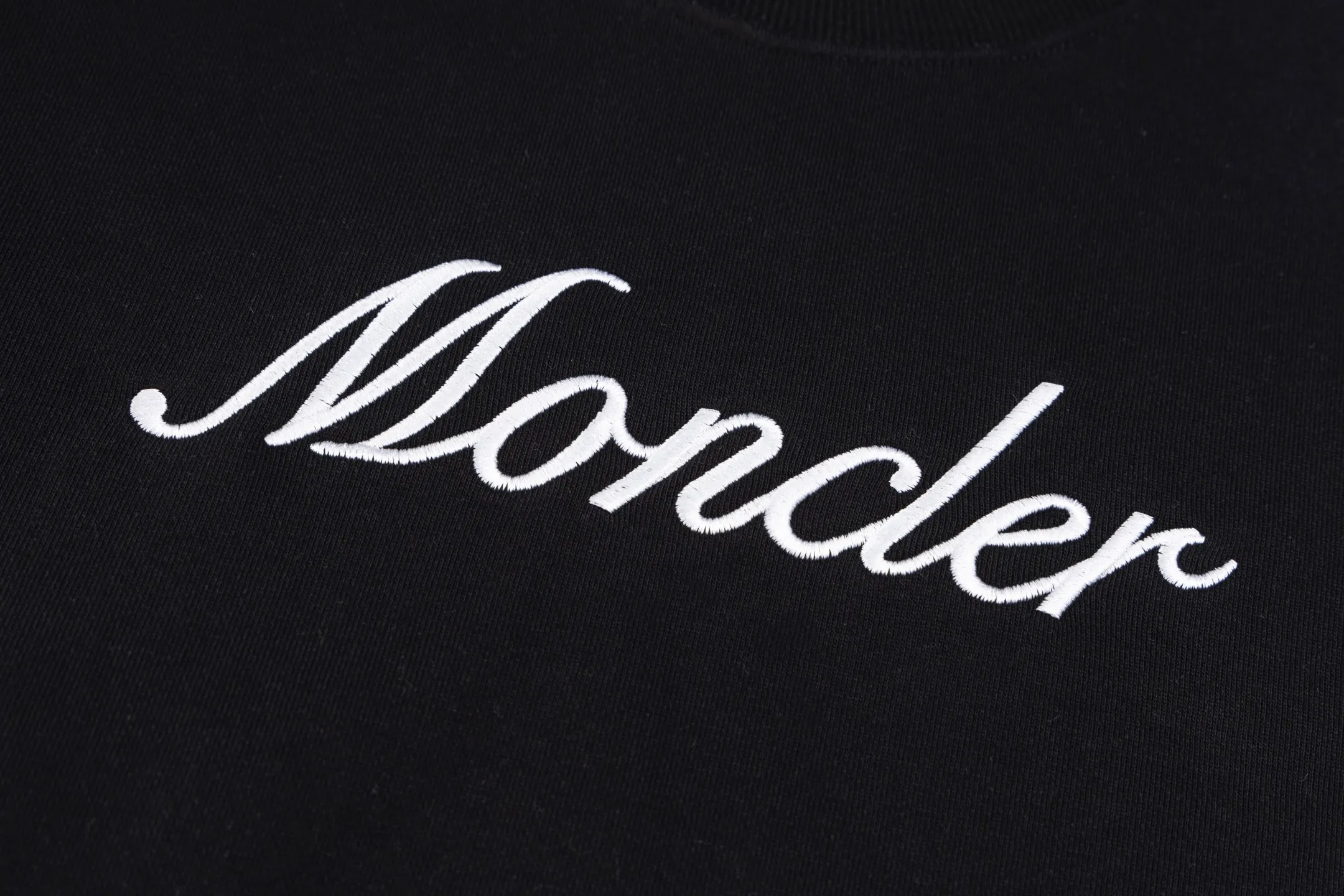 P230 Style No. B142 Meng Mouth Cursive Embroidered Letters Small Label Round Neck Sweatshirt Same style as MONCLER official website Fabric: 450g pure cotton double-ply double yarn terry Technology: imported machine thousands of needles full embroidery letters Customized pure cotton two-color striped threads are tight and non-deformable Supporting: complete three-label cardboard oil paper code sticker packaging High temperature pre-shrinking process before production will not shrink and deformation Imported machine professional plate production os version Can wear up to 200 pounds. The size is measured manually. The error of 2-3cm is normal. Color: black white size: s m l xl