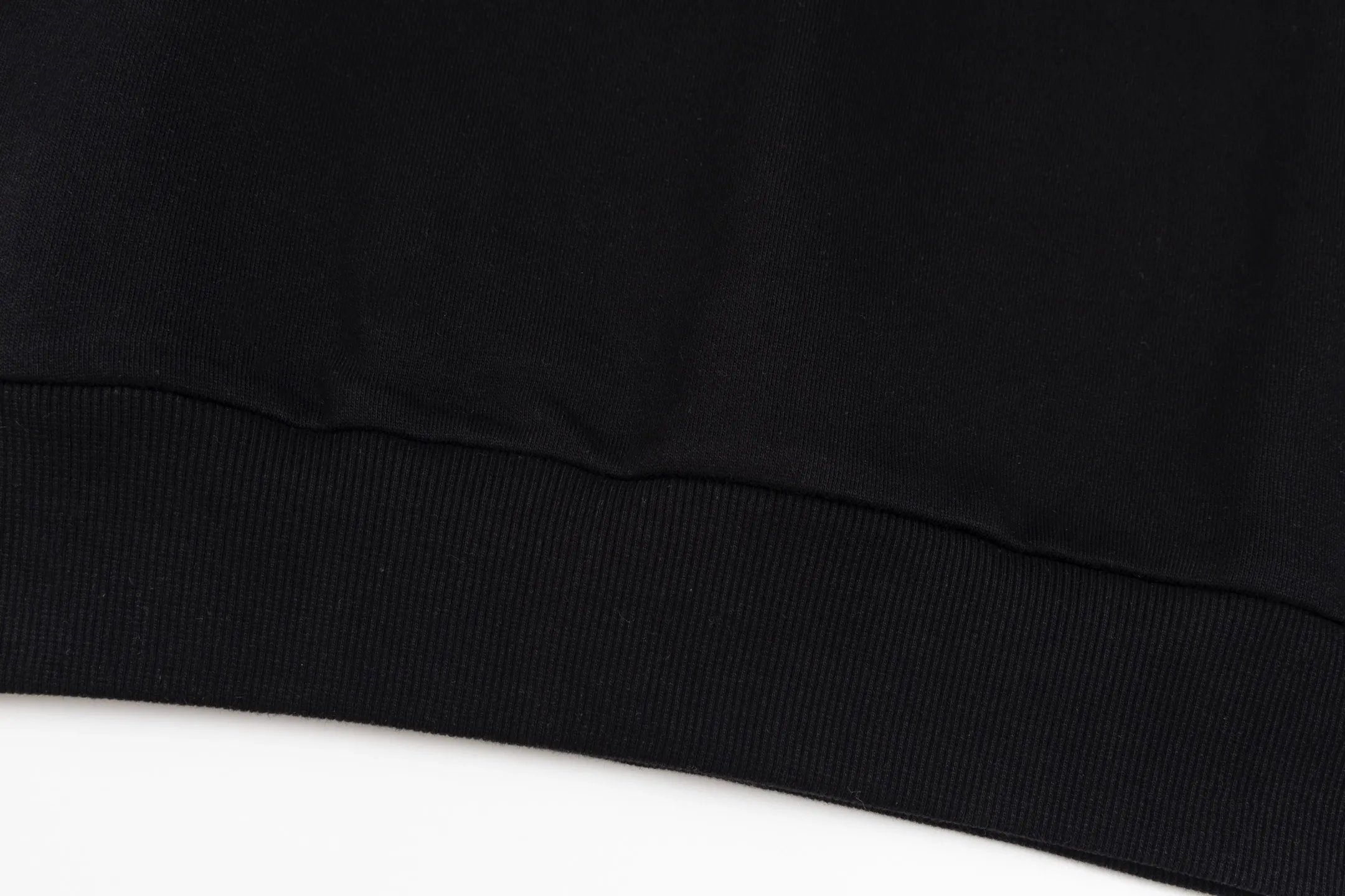 P230 Style No. B142 Meng Mouth Cursive Embroidered Letters Small Label Round Neck Sweatshirt Same style as MONCLER official website Fabric: 450g pure cotton double-ply double yarn terry Technology: imported machine thousands of needles full embroidery letters Customized pure cotton two-color striped threads are tight and non-deformable Supporting: complete three-label cardboard oil paper code sticker packaging High temperature pre-shrinking process before production will not shrink and deformation Imported machine professional plate production os version Can wear up to 200 pounds. The size is measured manually. The error of 2-3cm is normal. Color: black white size: s m l xl