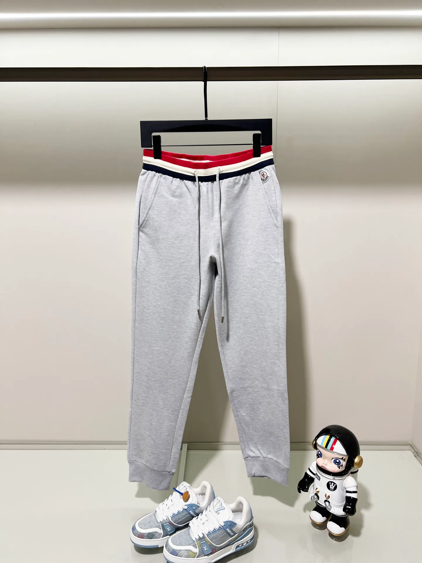 P230 MONCLER/muzzle Custom fabric suit casual sweatpants Simple arm brand LOGO small badge threaded trousers technology Official synchronization High version High quality Fashion personality Versatile trend Pure original quality Original fabric Hang tag Collar label Washed wheat Complete three standards Color: blue. Gray. Size: S-2XL