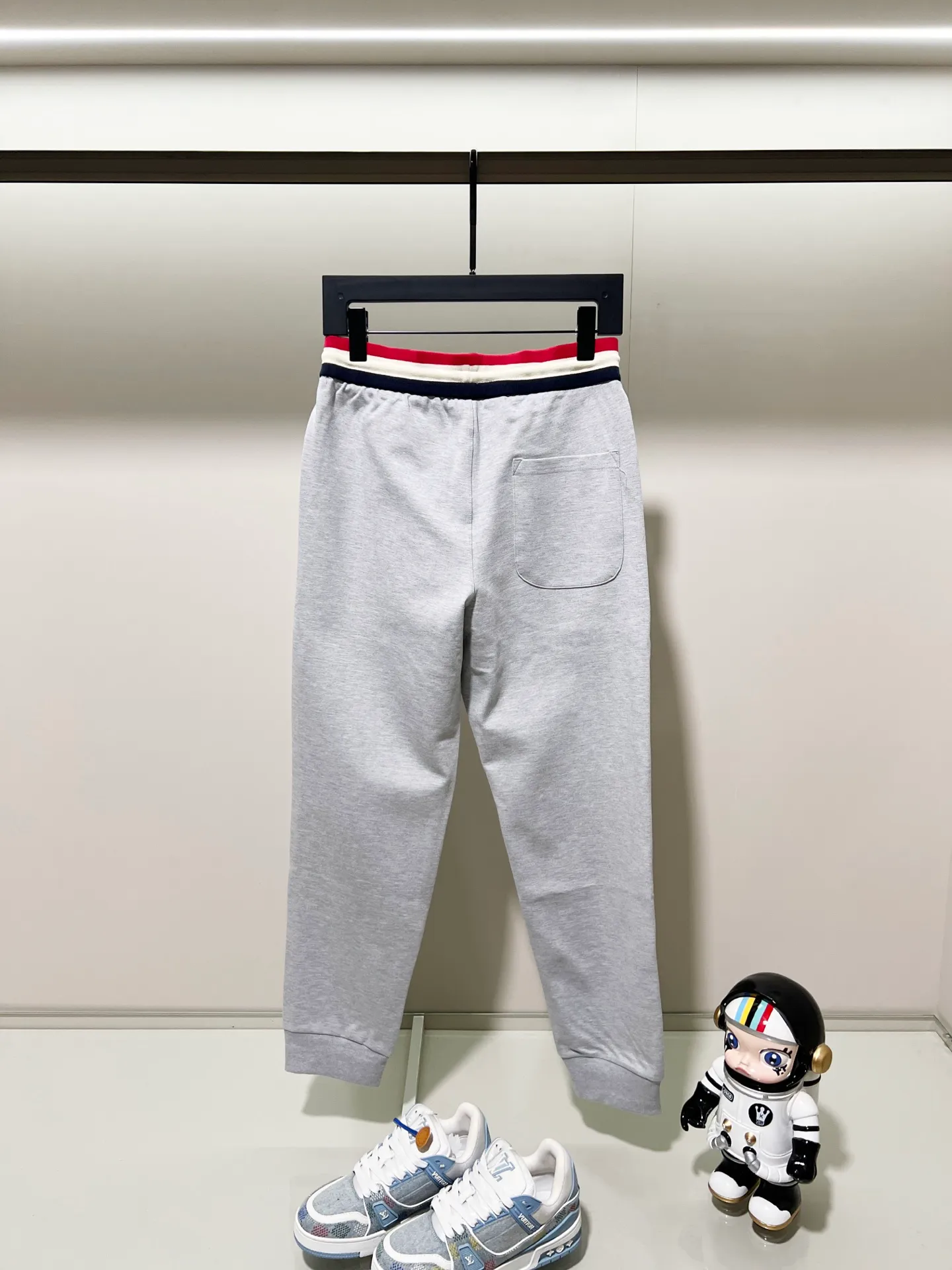P230 MONCLER/muzzle Custom fabric suit casual sweatpants Simple arm brand LOGO small badge threaded trousers technology Official synchronization High version High quality Fashion personality Versatile trend Pure original quality Original fabric Hang tag Collar label Washed wheat Complete three standards Color: blue. Gray. Size: S-2XL