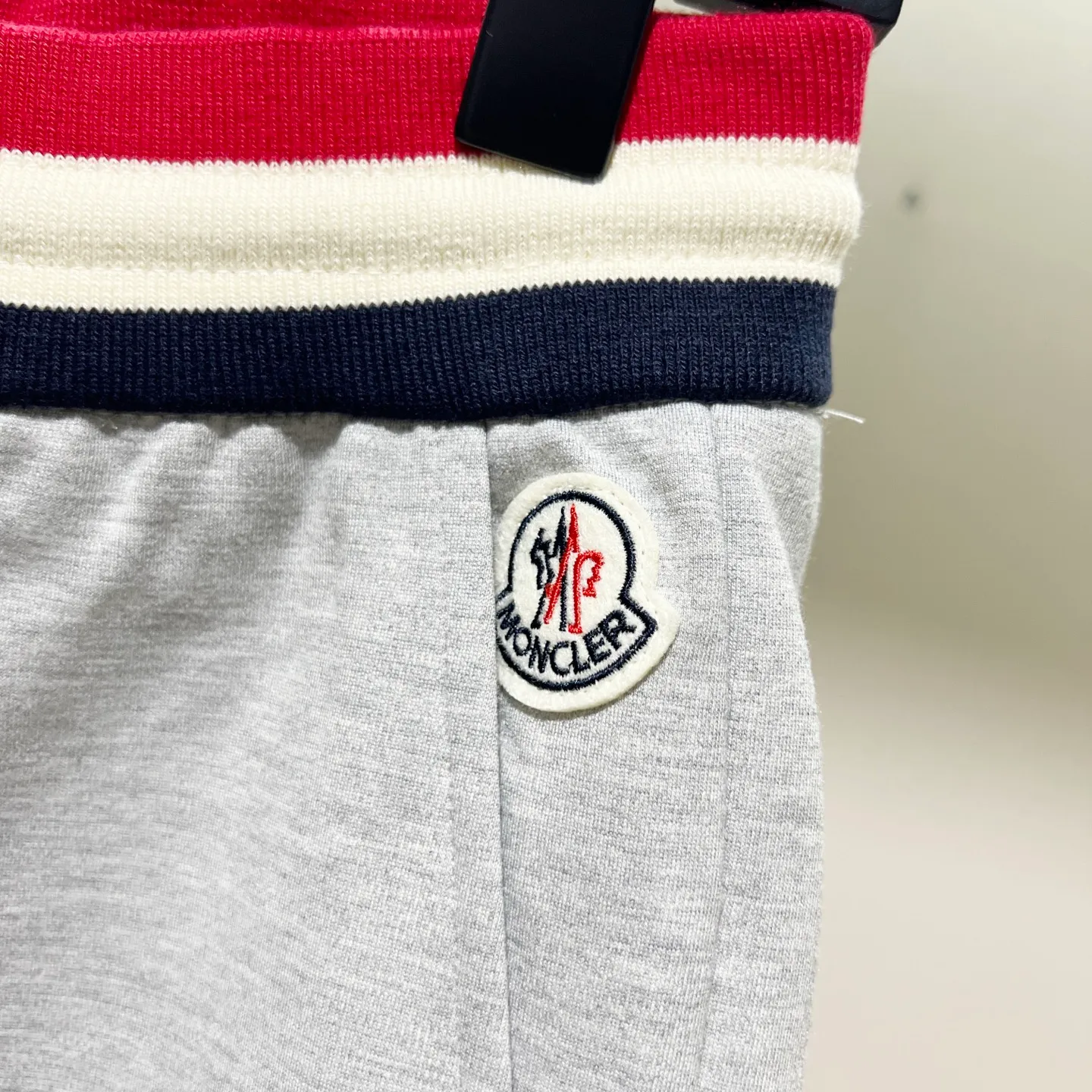 P230 MONCLER/muzzle Custom fabric suit casual sweatpants Simple arm brand LOGO small badge threaded trousers technology Official synchronization High version High quality Fashion personality Versatile trend Pure original quality Original fabric Hang tag Collar label Washed wheat Complete three standards Color: blue. Gray. Size: S-2XL