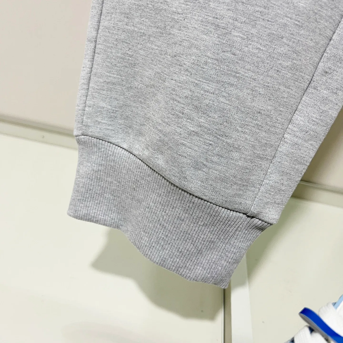 P230 MONCLER/muzzle Custom fabric suit casual sweatpants Simple arm brand LOGO small badge threaded trousers technology Official synchronization High version High quality Fashion personality Versatile trend Pure original quality Original fabric Hang tag Collar label Washed wheat Complete three standards Color: blue. Gray. Size: S-2XL