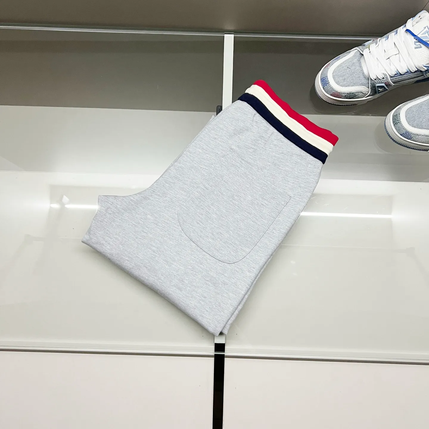 P230 MONCLER/muzzle Custom fabric suit casual sweatpants Simple arm brand LOGO small badge threaded trousers technology Official synchronization High version High quality Fashion personality Versatile trend Pure original quality Original fabric Hang tag Collar label Washed wheat Complete three standards Color: blue. Gray. Size: S-2XL