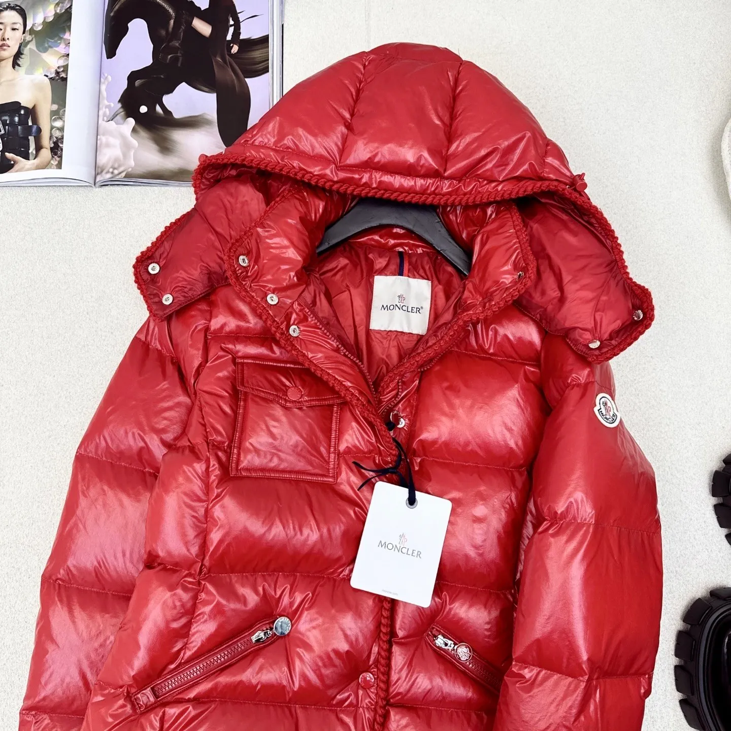 P880 Moncler🌟25 new oil wax leather waist style GLAREIN hooded long-sleeved down jacket for women. Oil wax leather coated new fabric, slim design style, warm and slimming, 90% duck down filling, molded custom hardware. Color: red, white, blue, black Code number: 1234