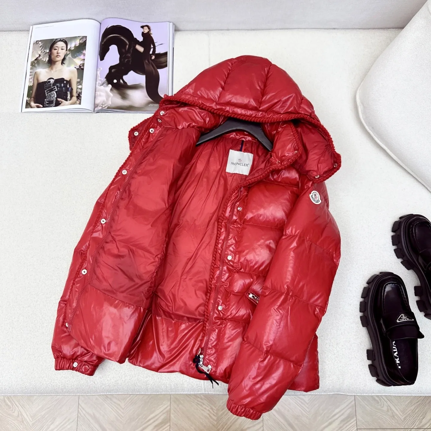 P880 Moncler🌟25 new oil wax leather waist style GLAREIN hooded long-sleeved down jacket for women. Oil wax leather coated new fabric, slim design style, warm and slimming, 90% duck down filling, molded custom hardware. Color: red, white, blue, black Code number: 1234