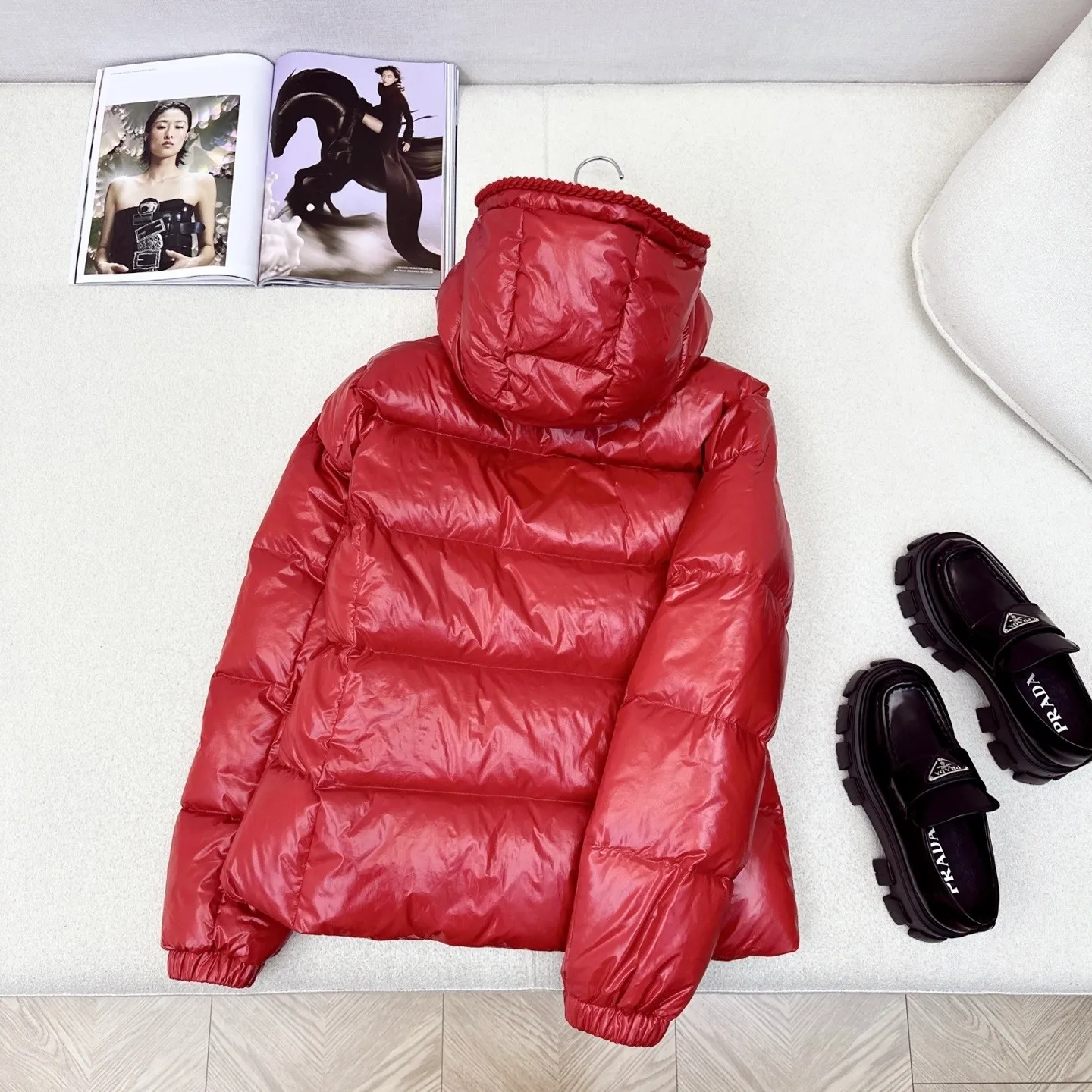 P880 Moncler🌟25 new oil wax leather waist style GLAREIN hooded long-sleeved down jacket for women. Oil wax leather coated new fabric, slim design style, warm and slimming, 90% duck down filling, molded custom hardware. Color: red, white, blue, black Code number: 1234