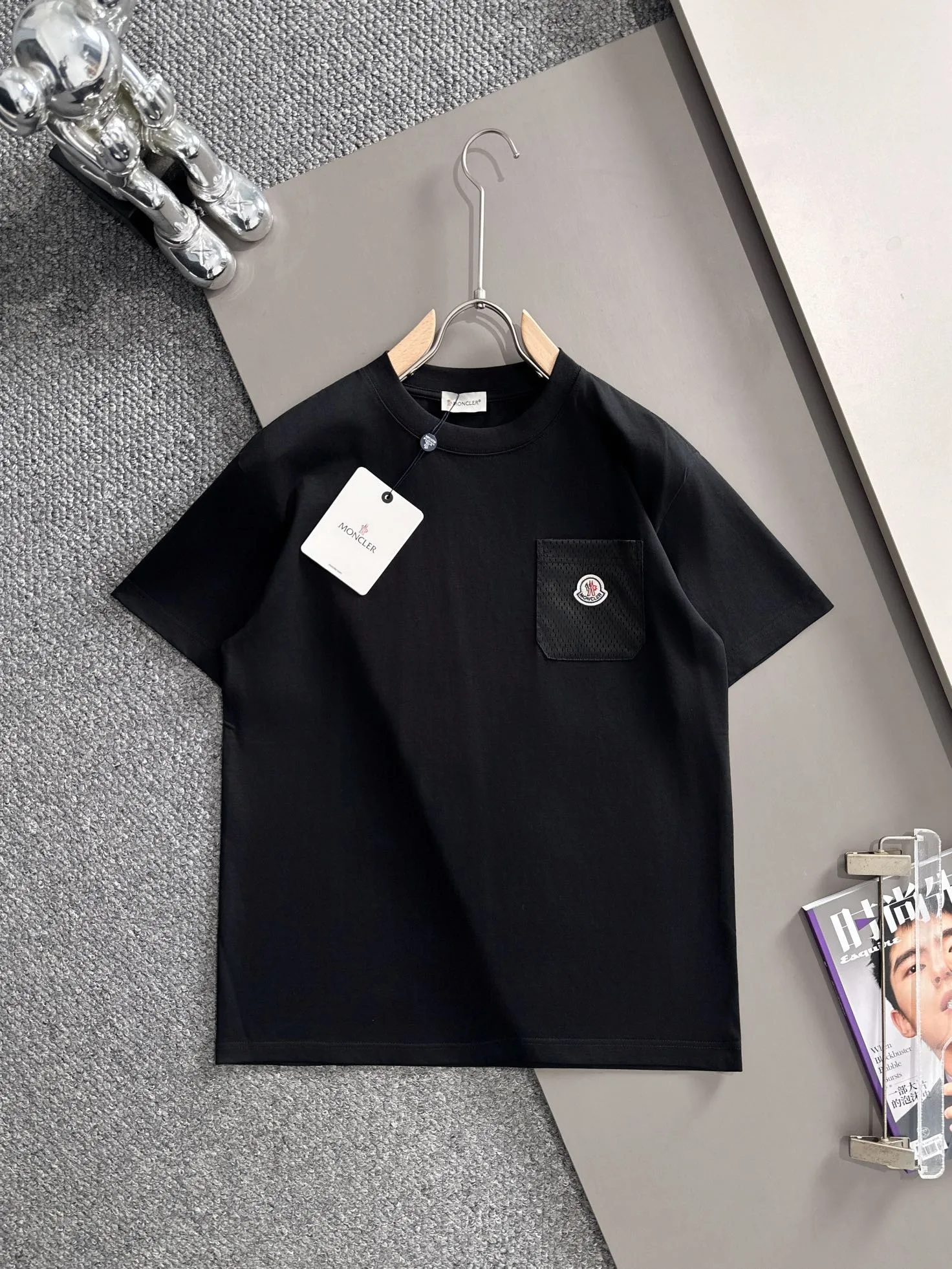 P190 Moncler 2026 new short-sleeved T-shirt, a must-have item for men and women for daily commuting. The high-strength pure cotton double-sand fabric feels full of weight. The upper body is also more textured than ordinary T-shirts. It is not easy to deform. The loose version design looks noble. ❗Three standards are complete❗ Color: Picture color Size: S, M, L, xL