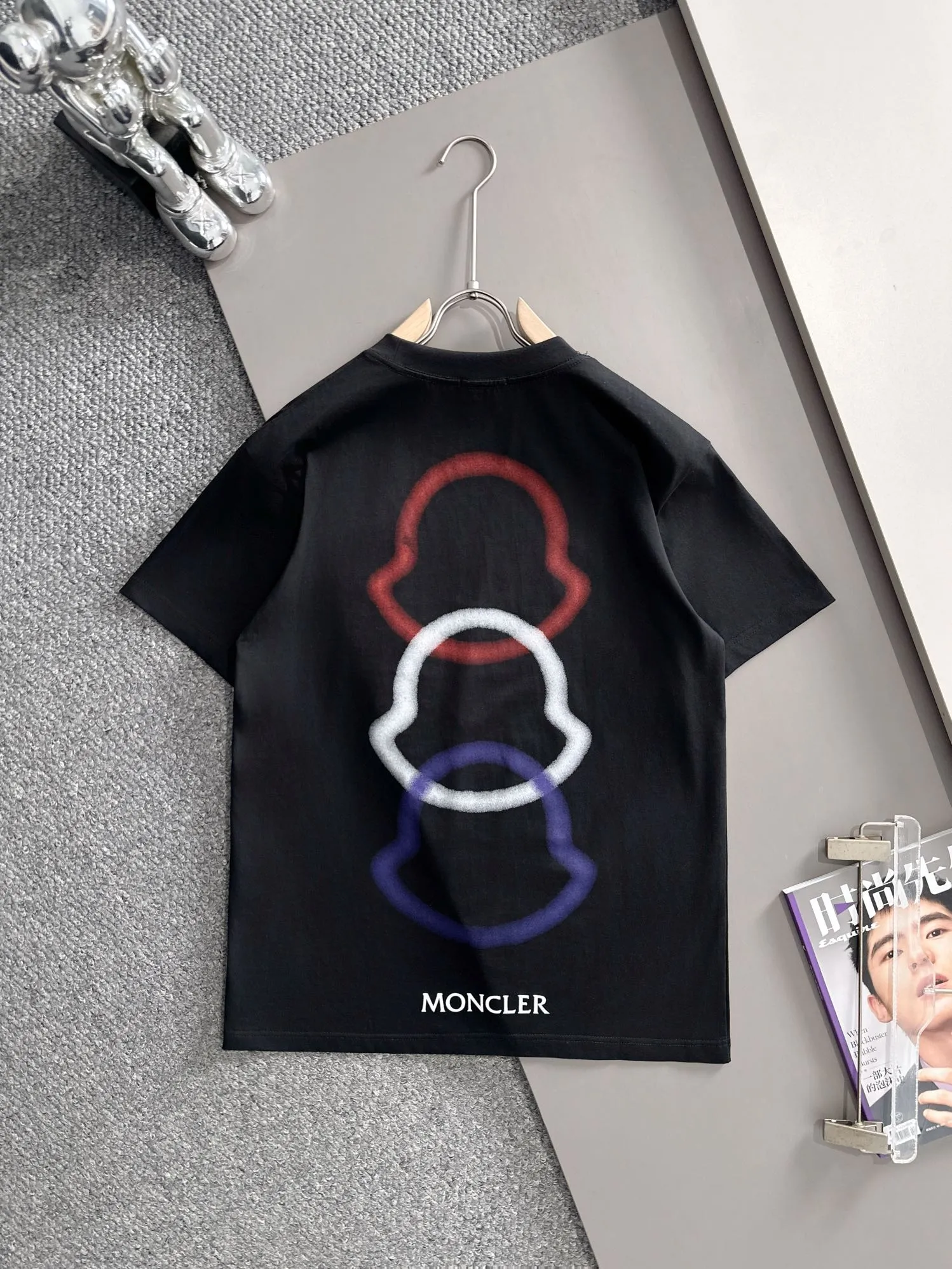 P190 Moncler 2026 new short-sleeved T-shirt, a must-have item for men and women for daily commuting. The high-strength pure cotton double-sand fabric feels full of weight. The upper body is also more textured than ordinary T-shirts. It is not easy to deform. The loose version design looks noble. ❗Three standards are complete❗ Color: Picture color Size: S, M, L, xL