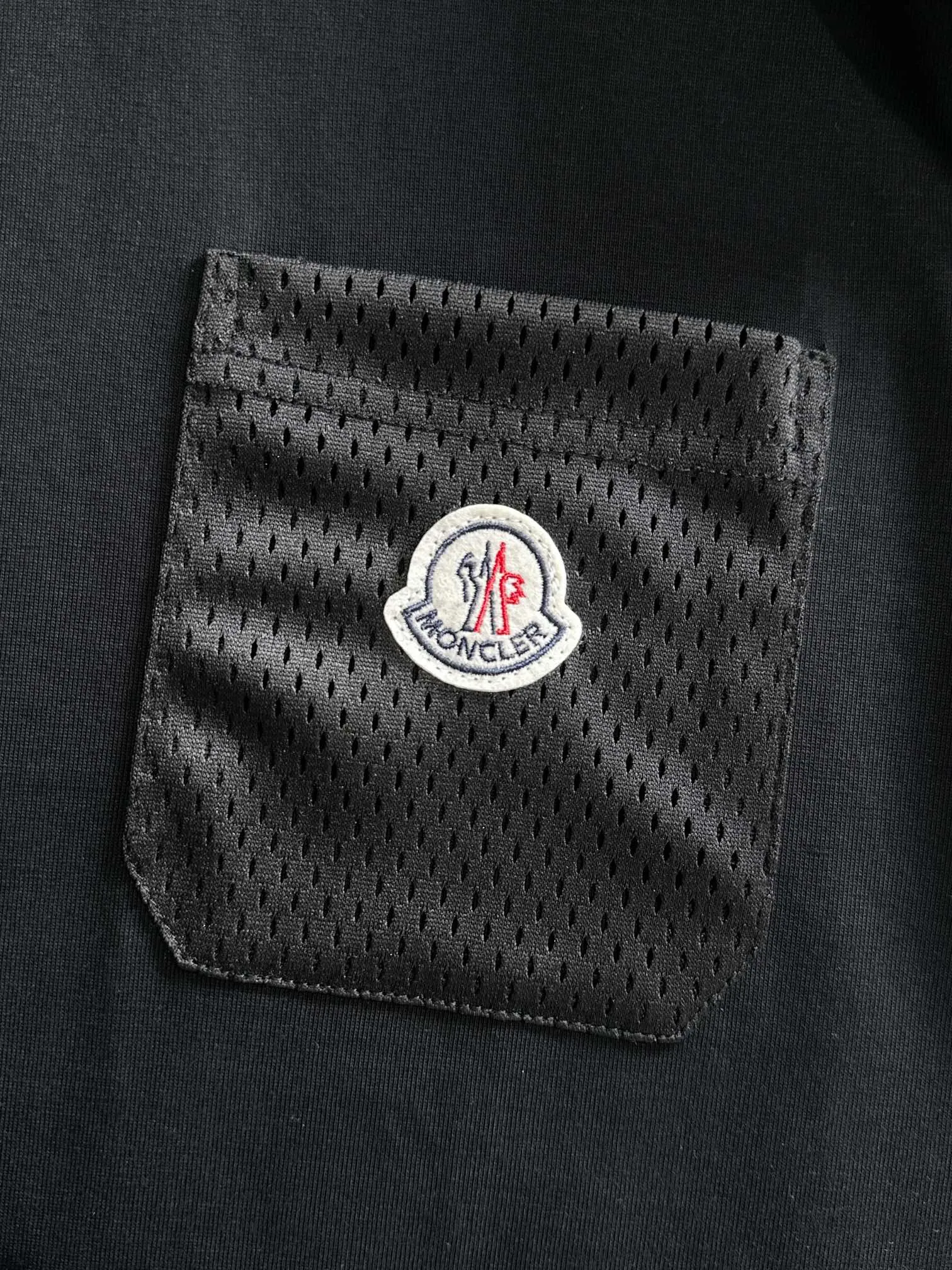 P190 Moncler 2026 new short-sleeved T-shirt, a must-have item for men and women for daily commuting. The high-strength pure cotton double-sand fabric feels full of weight. The upper body is also more textured than ordinary T-shirts. It is not easy to deform. The loose version design looks noble. ❗Three standards are complete❗ Color: Picture color Size: S, M, L, xL