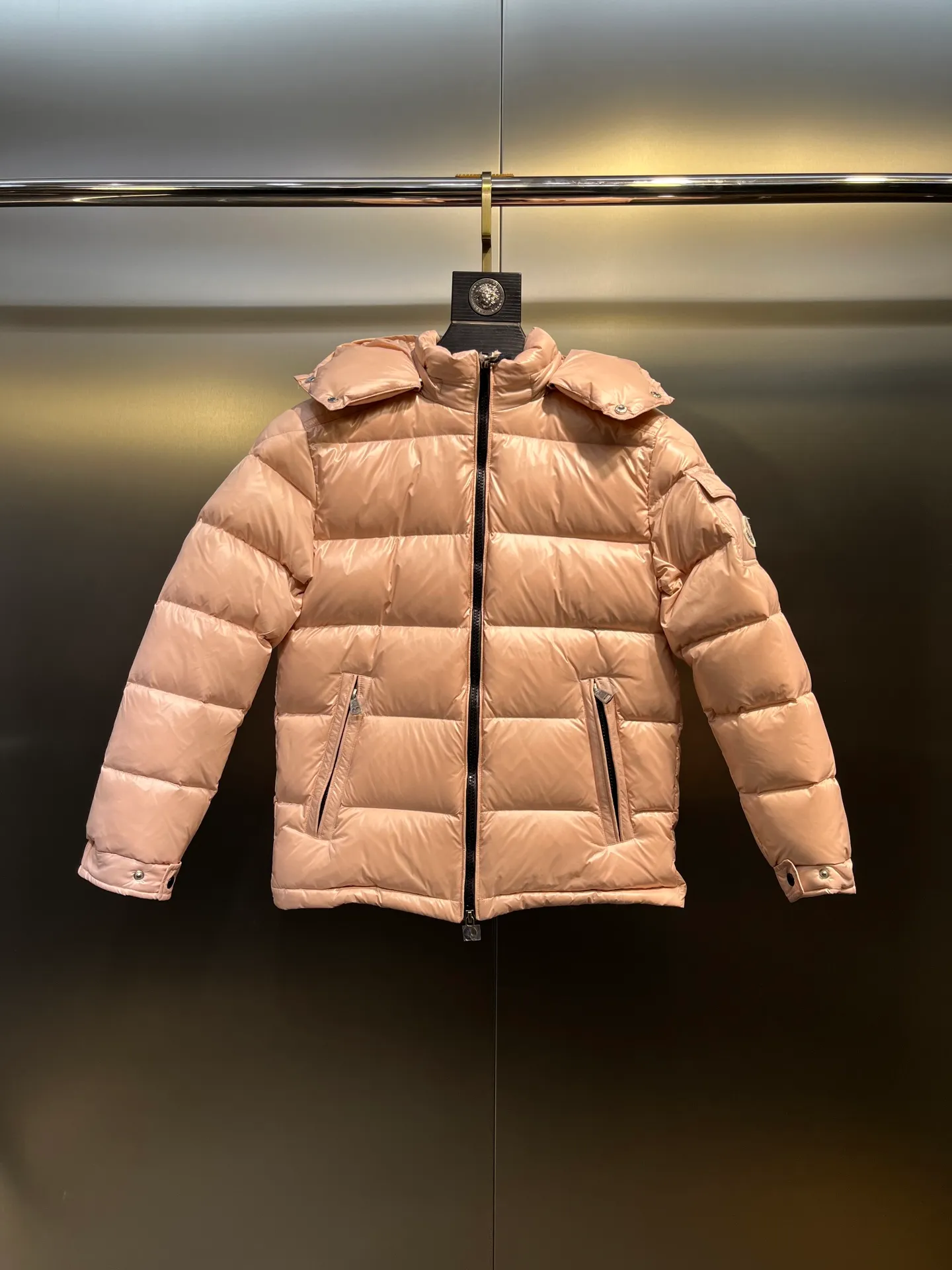 P640 𝗠𝗼𝗻𝗰𝗹𝗲𝗿 /𝗺𝗮𝘆𝗮 Model 026 Children's Maya Down Jacket Children's Maya short down jacket is specially designed to withstand cold winter weather and pays tribute to the mountains with high-performance design. Warm down jacket interprets iconic Moncler design from a child's perspective. 1⃣️The material is made of nylon laque fabric, exclusively customized, stain-resistant, and easier to wipe and clean. 2⃣️Embellished with brand logo, wool felt embroidery label, Behringer embroidery machine with electric embroidery, and imported embroidery thread to ensure that every word is full and three-dimensional. Clear. It can be called the most expensive embroidered label! 3⃣️ New international standard 90 white goose down, imported goose down filling, imported anti-drilling velvet liner cloth that does not run away. 4⃣️The front is decorated with a zipper fly closure, which locks in temperature instantly. The full set of hardware zippers are original and customized, with the M logo.  size：110-160