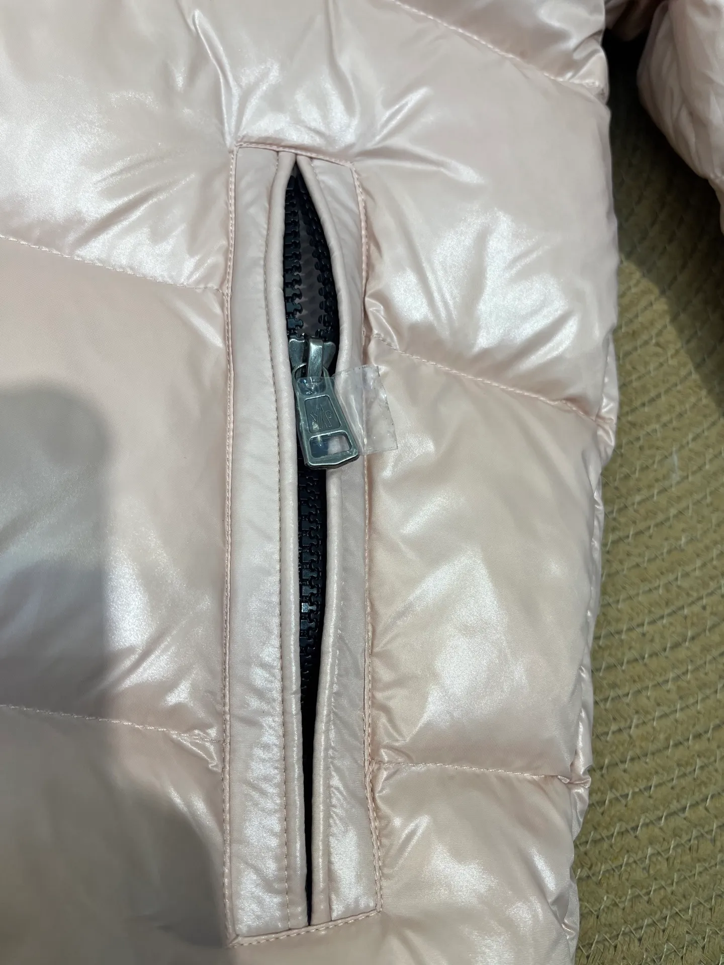 P640 𝗠𝗼𝗻𝗰𝗹𝗲𝗿 /𝗺𝗮𝘆𝗮 Model 026 Children's Maya Down Jacket Children's Maya short down jacket is specially designed to withstand cold winter weather and pays tribute to the mountains with high-performance design. Warm down jacket interprets iconic Moncler design from a child's perspective. 1⃣️The material is made of nylon laque fabric, exclusively customized, stain-resistant, and easier to wipe and clean. 2⃣️Embellished with brand logo, wool felt embroidery label, Behringer embroidery machine with electric embroidery, and imported embroidery thread to ensure that every word is full and three-dimensional. Clear. It can be called the most expensive embroidered label! 3⃣️ New international standard 90 white goose down, imported goose down filling, imported anti-drilling velvet liner cloth that does not run away. 4⃣️The front is decorated with a zipper fly closure, which locks in temperature instantly. The full set of hardware zippers are original and customized, with the M logo.  size：110-160