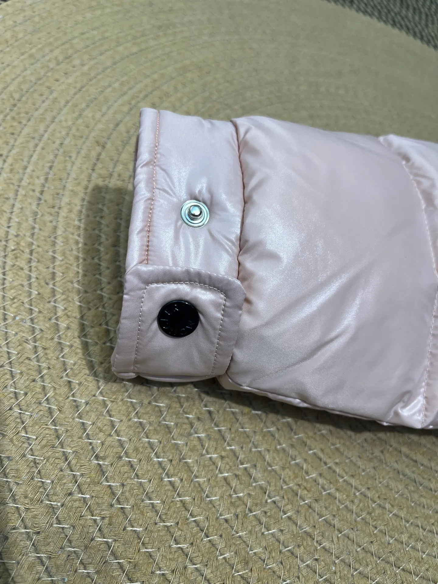 P640 𝗠𝗼𝗻𝗰𝗹𝗲𝗿 /𝗺𝗮𝘆𝗮 Model 026 Children's Maya Down Jacket Children's Maya short down jacket is specially designed to withstand cold winter weather and pays tribute to the mountains with high-performance design. Warm down jacket interprets iconic Moncler design from a child's perspective. 1⃣️The material is made of nylon laque fabric, exclusively customized, stain-resistant, and easier to wipe and clean. 2⃣️Embellished with brand logo, wool felt embroidery label, Behringer embroidery machine with electric embroidery, and imported embroidery thread to ensure that every word is full and three-dimensional. Clear. It can be called the most expensive embroidered label! 3⃣️ New international standard 90 white goose down, imported goose down filling, imported anti-drilling velvet liner cloth that does not run away. 4⃣️The front is decorated with a zipper fly closure, which locks in temperature instantly. The full set of hardware zippers are original and customized, with the M logo.  size：110-160