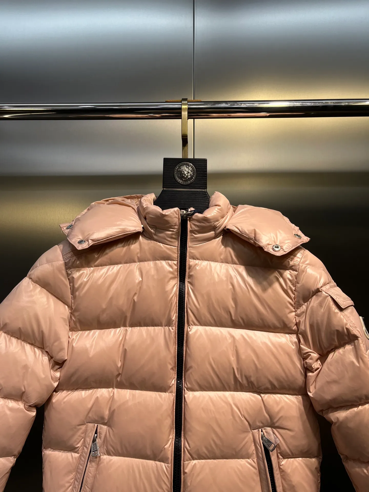 P640 𝗠𝗼𝗻𝗰𝗹𝗲𝗿 /𝗺𝗮𝘆𝗮 Model 026 Children's Maya Down Jacket Children's Maya short down jacket is specially designed to withstand cold winter weather and pays tribute to the mountains with high-performance design. Warm down jacket interprets iconic Moncler design from a child's perspective. 1⃣️The material is made of nylon laque fabric, exclusively customized, stain-resistant, and easier to wipe and clean. 2⃣️Embellished with brand logo, wool felt embroidery label, Behringer embroidery machine with electric embroidery, and imported embroidery thread to ensure that every word is full and three-dimensional. Clear. It can be called the most expensive embroidered label! 3⃣️ New international standard 90 white goose down, imported goose down filling, imported anti-drilling velvet liner cloth that does not run away. 4⃣️The front is decorated with a zipper fly closure, which locks in temperature instantly. The full set of hardware zippers are original and customized, with the M logo.  size：110-160