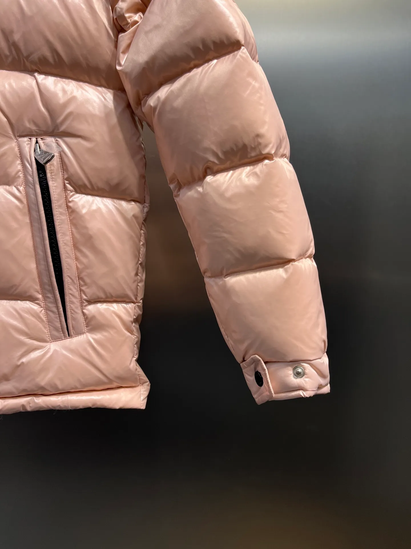 P640 𝗠𝗼𝗻𝗰𝗹𝗲𝗿 /𝗺𝗮𝘆𝗮 Model 026 Children's Maya Down Jacket Children's Maya short down jacket is specially designed to withstand cold winter weather and pays tribute to the mountains with high-performance design. Warm down jacket interprets iconic Moncler design from a child's perspective. 1⃣️The material is made of nylon laque fabric, exclusively customized, stain-resistant, and easier to wipe and clean. 2⃣️Embellished with brand logo, wool felt embroidery label, Behringer embroidery machine with electric embroidery, and imported embroidery thread to ensure that every word is full and three-dimensional. Clear. It can be called the most expensive embroidered label! 3⃣️ New international standard 90 white goose down, imported goose down filling, imported anti-drilling velvet liner cloth that does not run away. 4⃣️The front is decorated with a zipper fly closure, which locks in temperature instantly. The full set of hardware zippers are original and customized, with the M logo.  size：110-160