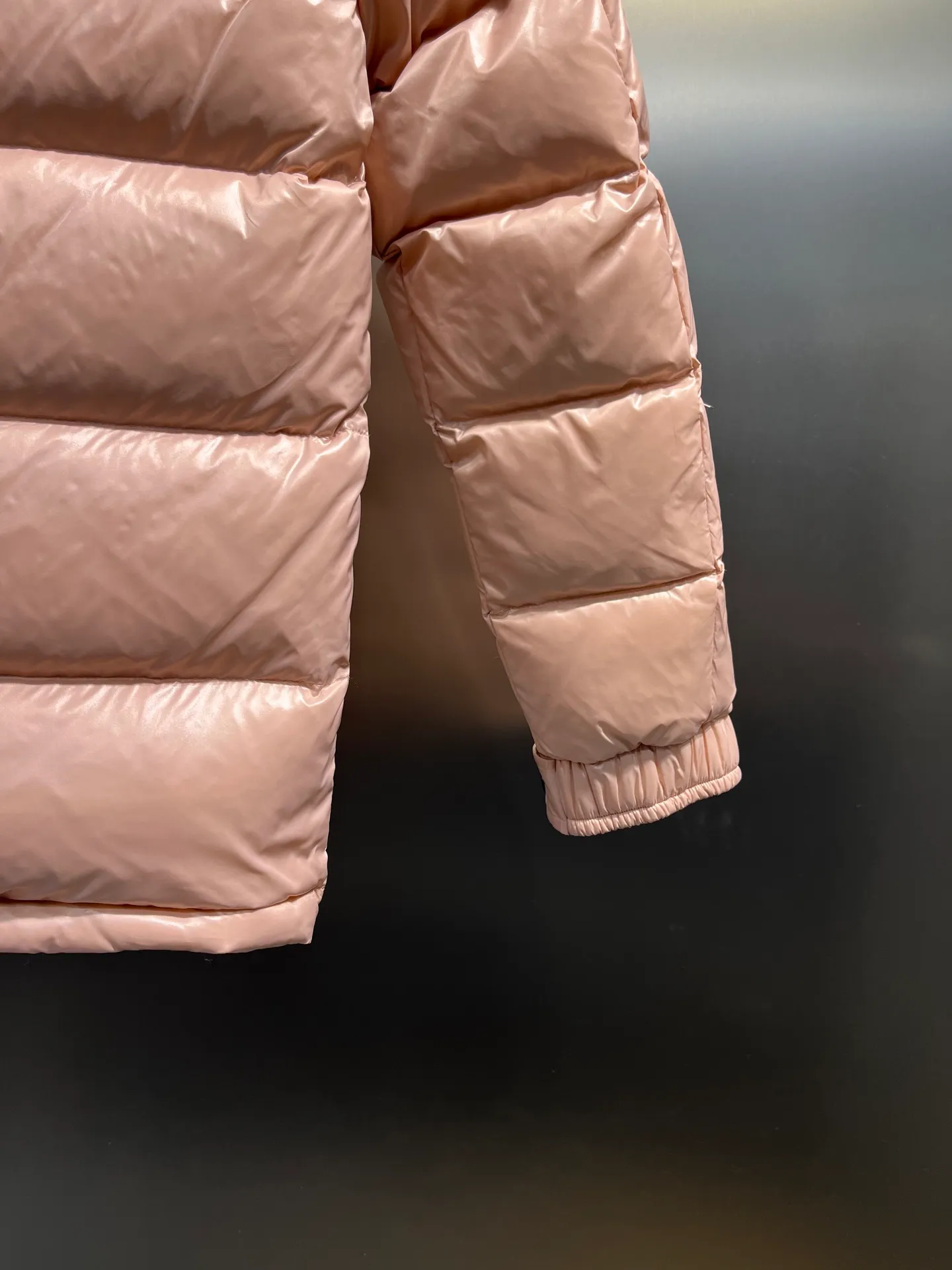 P640 𝗠𝗼𝗻𝗰𝗹𝗲𝗿 /𝗺𝗮𝘆𝗮 Model 026 Children's Maya Down Jacket Children's Maya short down jacket is specially designed to withstand cold winter weather and pays tribute to the mountains with high-performance design. Warm down jacket interprets iconic Moncler design from a child's perspective. 1⃣️The material is made of nylon laque fabric, exclusively customized, stain-resistant, and easier to wipe and clean. 2⃣️Embellished with brand logo, wool felt embroidery label, Behringer embroidery machine with electric embroidery, and imported embroidery thread to ensure that every word is full and three-dimensional. Clear. It can be called the most expensive embroidered label! 3⃣️ New international standard 90 white goose down, imported goose down filling, imported anti-drilling velvet liner cloth that does not run away. 4⃣️The front is decorated with a zipper fly closure, which locks in temperature instantly. The full set of hardware zippers are original and customized, with the M logo.  size：110-160