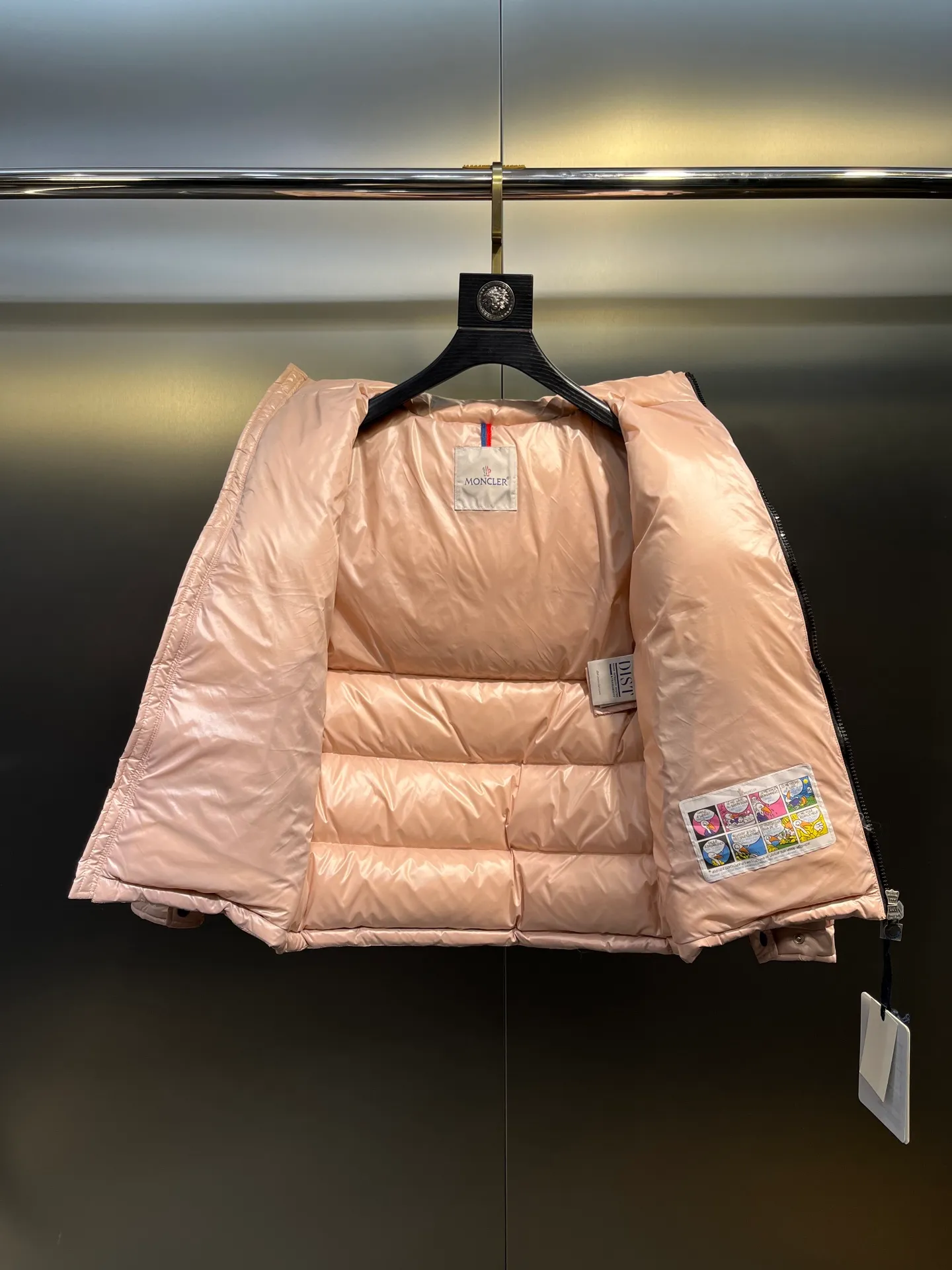 P640 𝗠𝗼𝗻𝗰𝗹𝗲𝗿 /𝗺𝗮𝘆𝗮 Model 026 Children's Maya Down Jacket Children's Maya short down jacket is specially designed to withstand cold winter weather and pays tribute to the mountains with high-performance design. Warm down jacket interprets iconic Moncler design from a child's perspective. 1⃣️The material is made of nylon laque fabric, exclusively customized, stain-resistant, and easier to wipe and clean. 2⃣️Embellished with brand logo, wool felt embroidery label, Behringer embroidery machine with electric embroidery, and imported embroidery thread to ensure that every word is full and three-dimensional. Clear. It can be called the most expensive embroidered label! 3⃣️ New international standard 90 white goose down, imported goose down filling, imported anti-drilling velvet liner cloth that does not run away. 4⃣️The front is decorated with a zipper fly closure, which locks in temperature instantly. The full set of hardware zippers are original and customized, with the M logo.  size：110-160