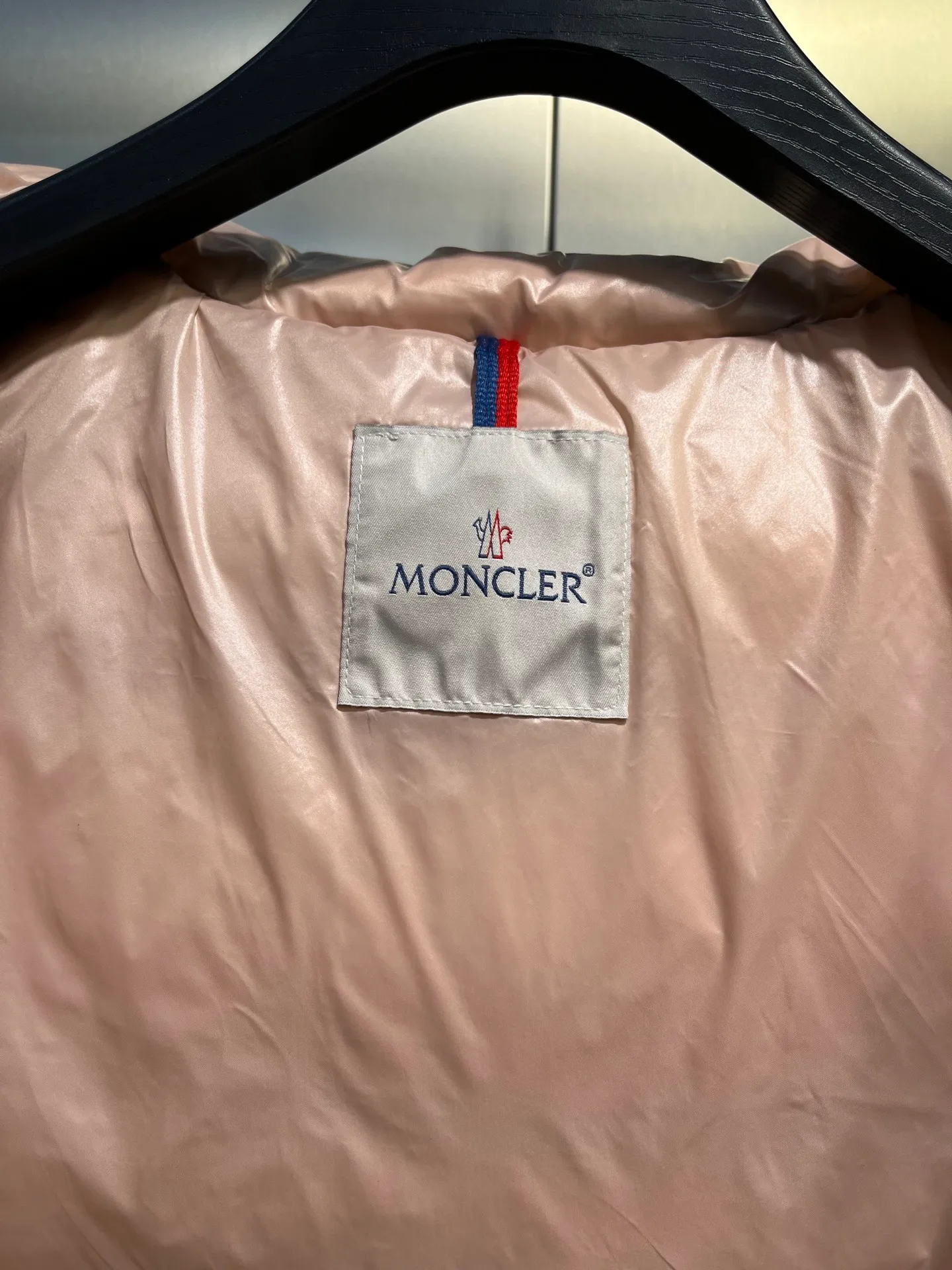 P640 𝗠𝗼𝗻𝗰𝗹𝗲𝗿 /𝗺𝗮𝘆𝗮 Model 026 Children's Maya Down Jacket Children's Maya short down jacket is specially designed to withstand cold winter weather and pays tribute to the mountains with high-performance design. Warm down jacket interprets iconic Moncler design from a child's perspective. 1⃣️The material is made of nylon laque fabric, exclusively customized, stain-resistant, and easier to wipe and clean. 2⃣️Embellished with brand logo, wool felt embroidery label, Behringer embroidery machine with electric embroidery, and imported embroidery thread to ensure that every word is full and three-dimensional. Clear. It can be called the most expensive embroidered label! 3⃣️ New international standard 90 white goose down, imported goose down filling, imported anti-drilling velvet liner cloth that does not run away. 4⃣️The front is decorated with a zipper fly closure, which locks in temperature instantly. The full set of hardware zippers are original and customized, with the M logo.  size：110-160